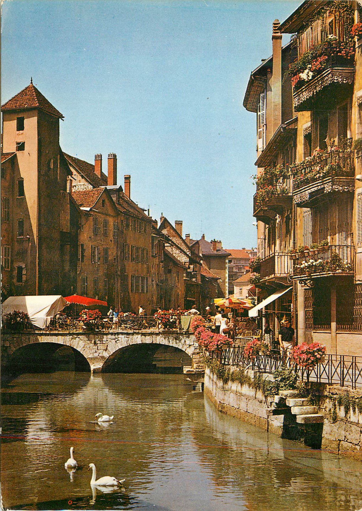 CPM Annecy ses vieux quartiers le canal du thiou et le pont morens