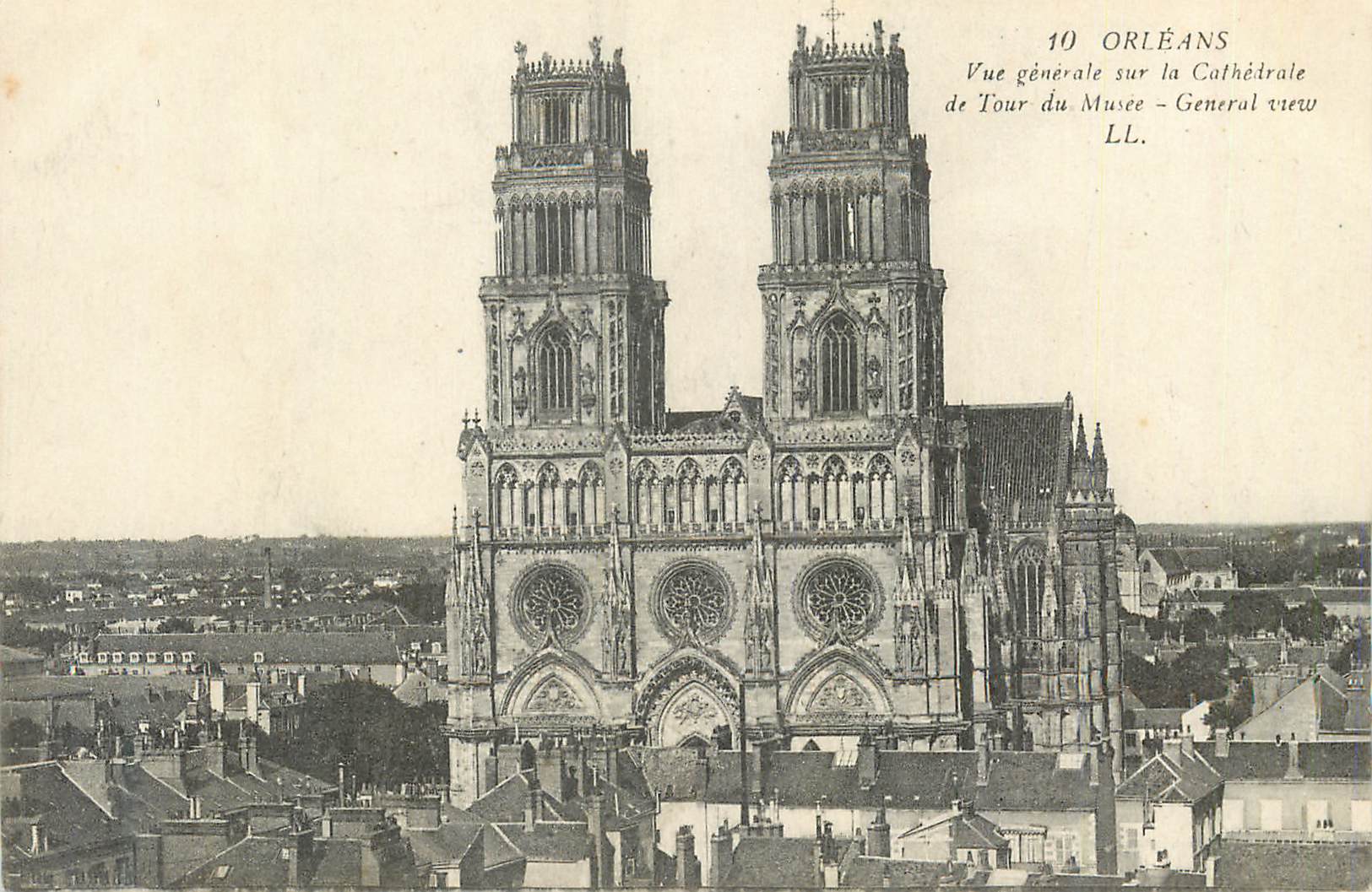 CPA 10 orleans vue generale sur la cathedrale de tour du musee
