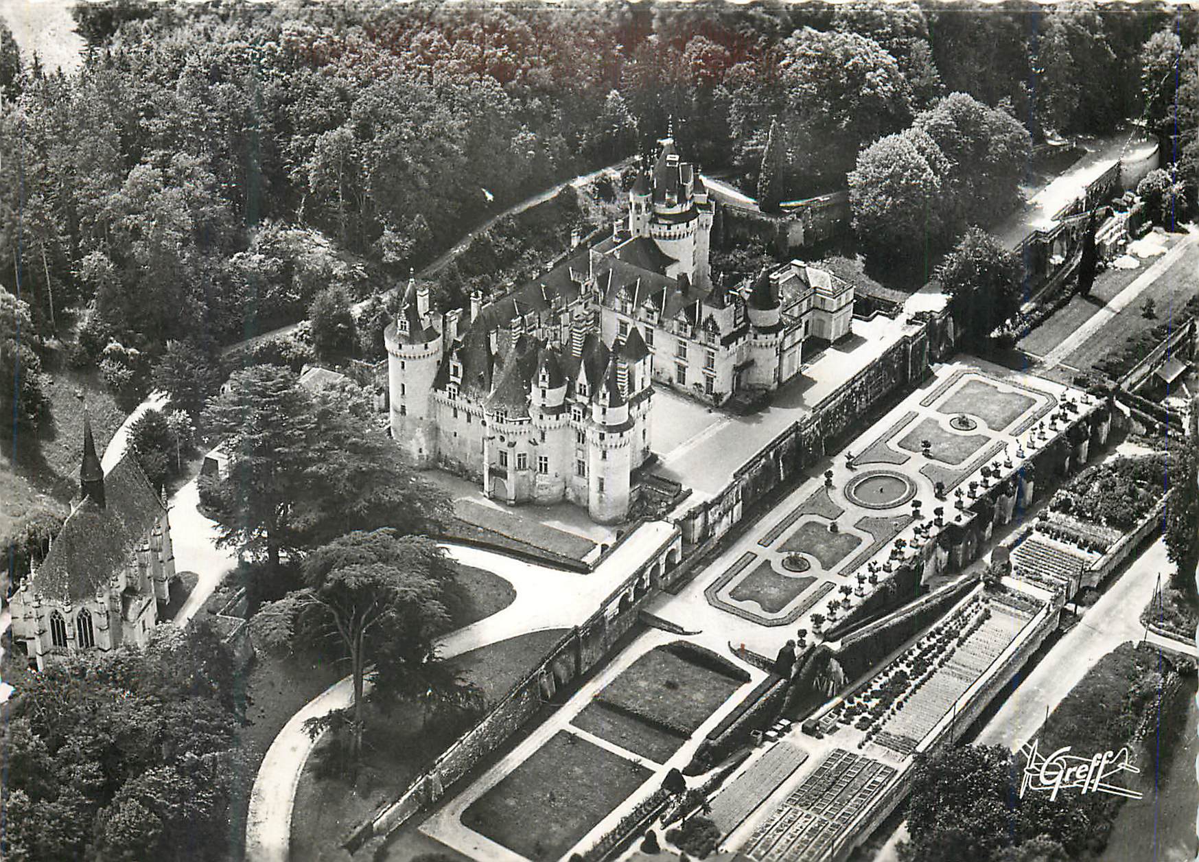 CPM Rigny usse (i et l) les chateaux de la loire vue aerienne le chateau la chapelle et la pelouse