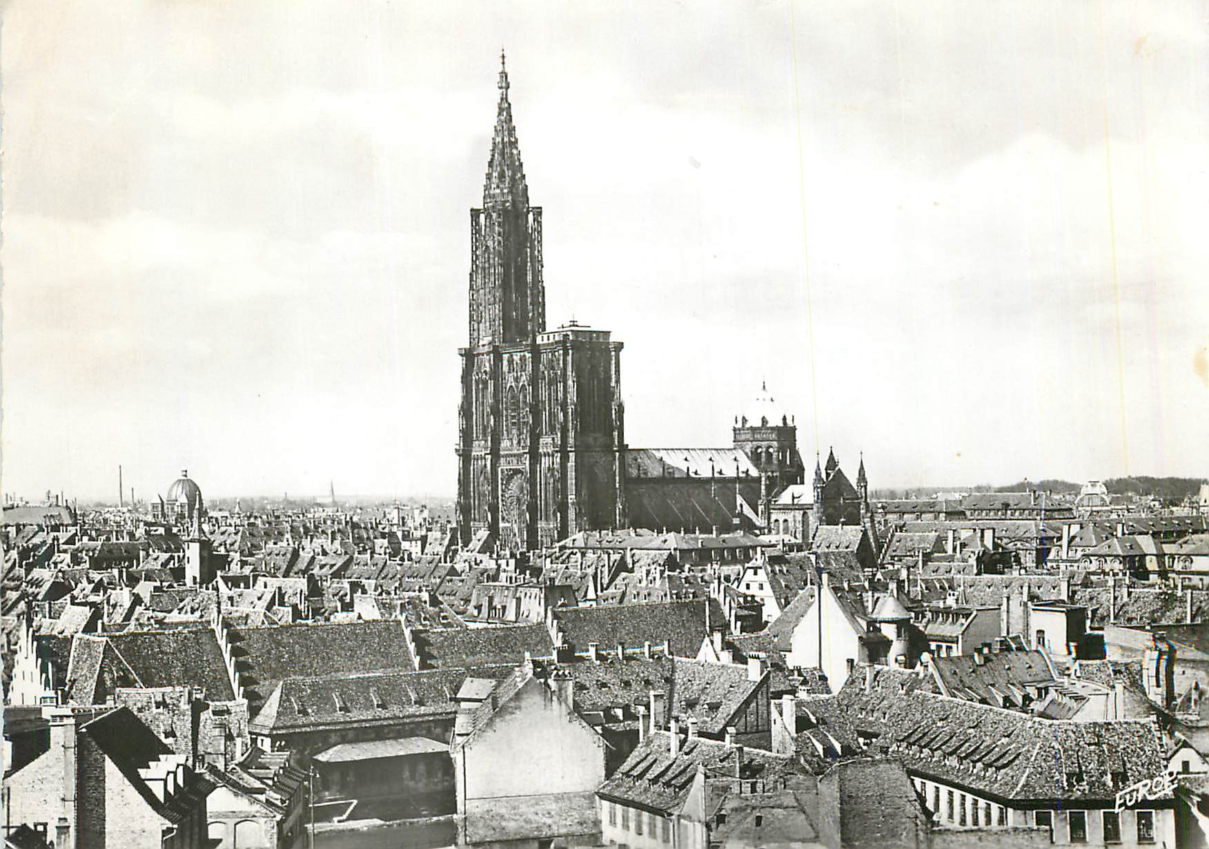 Strasbourg — vue aérienne de la cathédrale — Éditeur E. P. C. (n° 107) - Recto