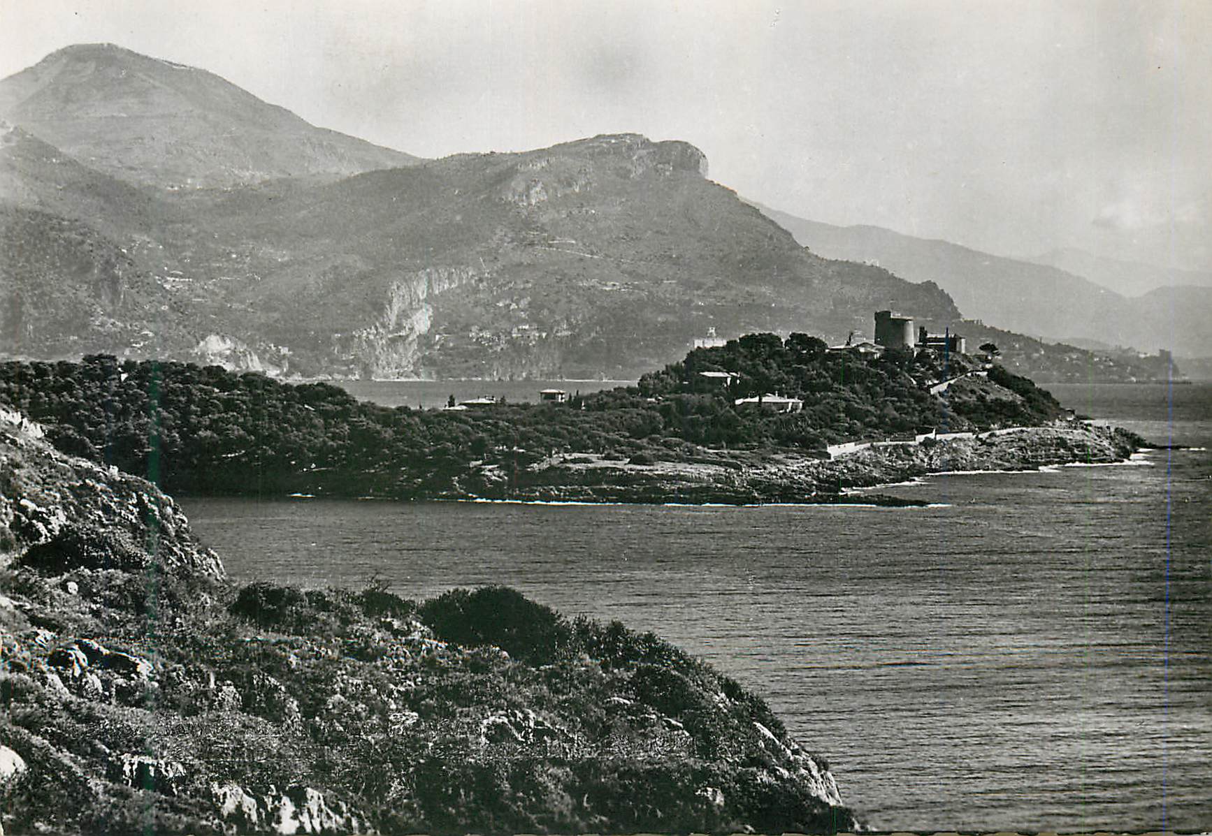 CPM Saint jean cap ferrat la pointe saint hospice et vue sur la tete de chien et monaco