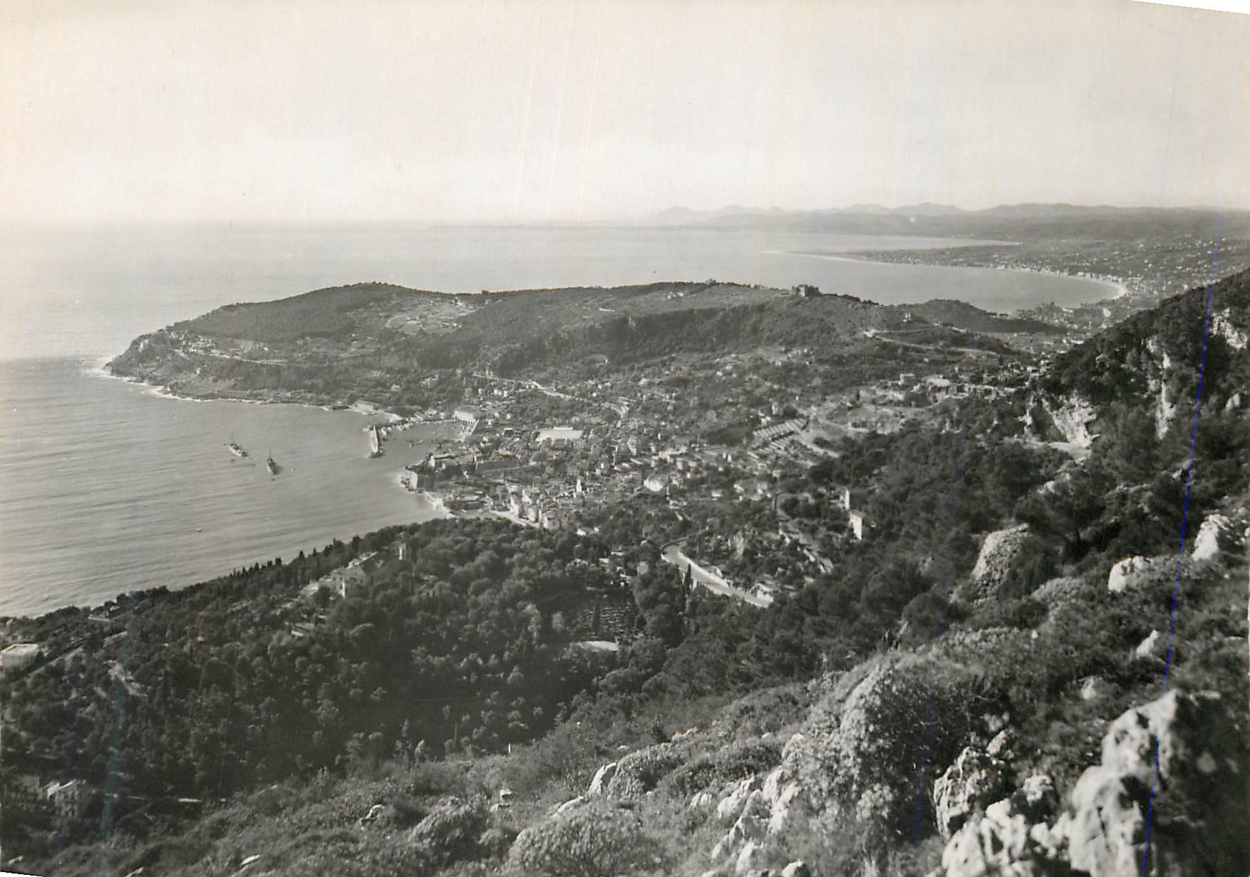 Vista aérea de la costa — ciudad y puerto — editor desconocido, número de serie no legible