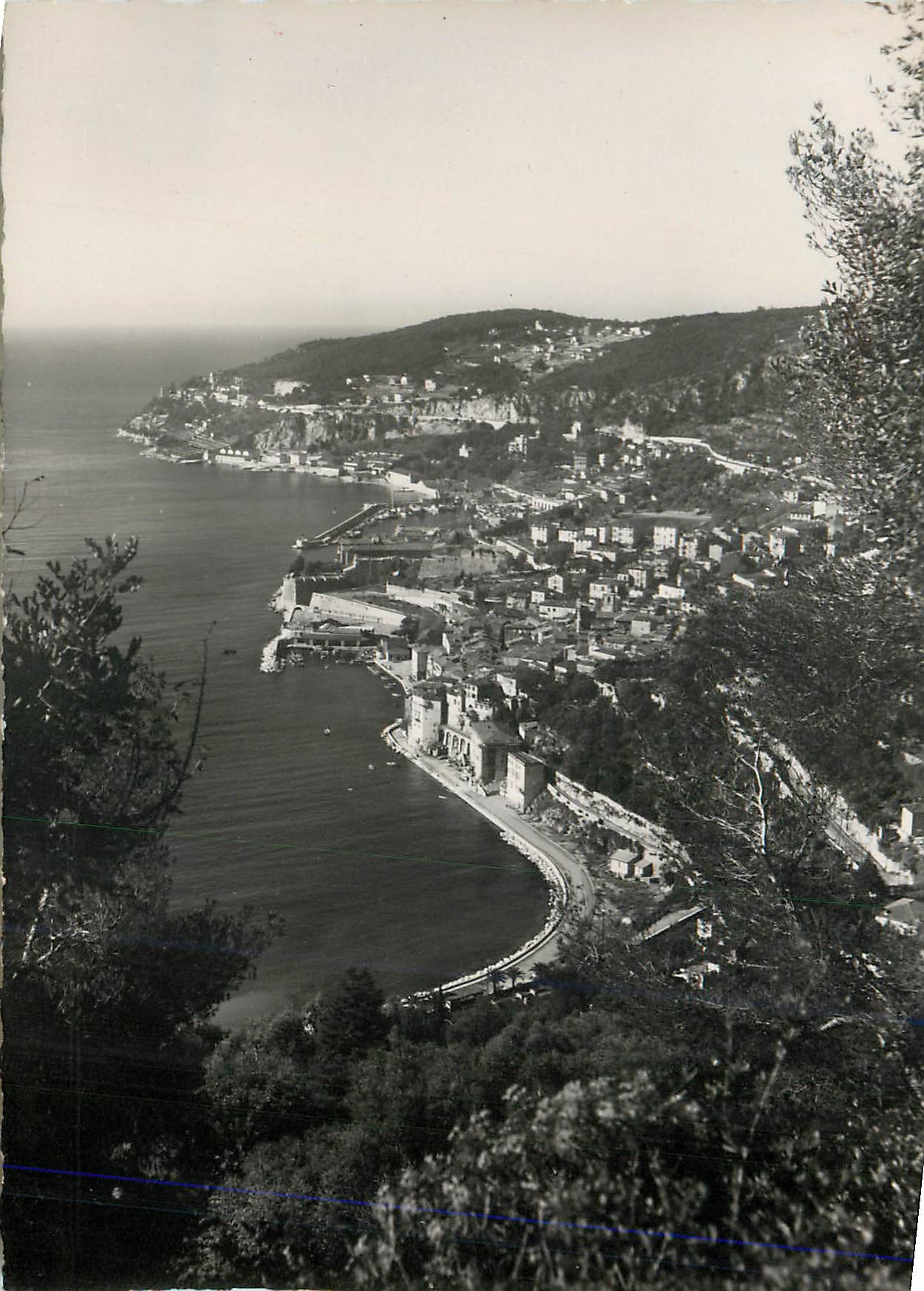 Vue de la côte italienne — ville côtière en escalier — sans éditeur ni numéro visible