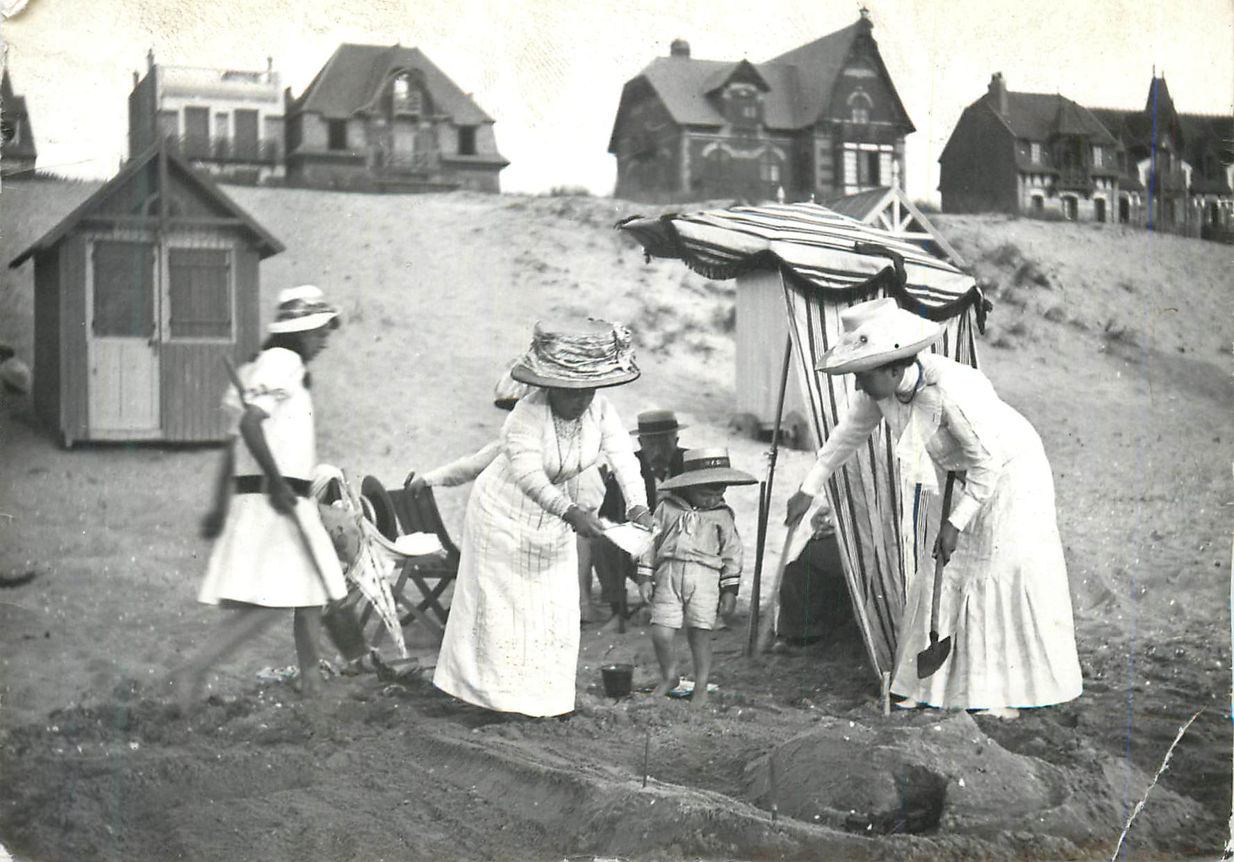 Femmes et enfant jouant au sable — plage — éditeur inconnu, n° de série non lisible