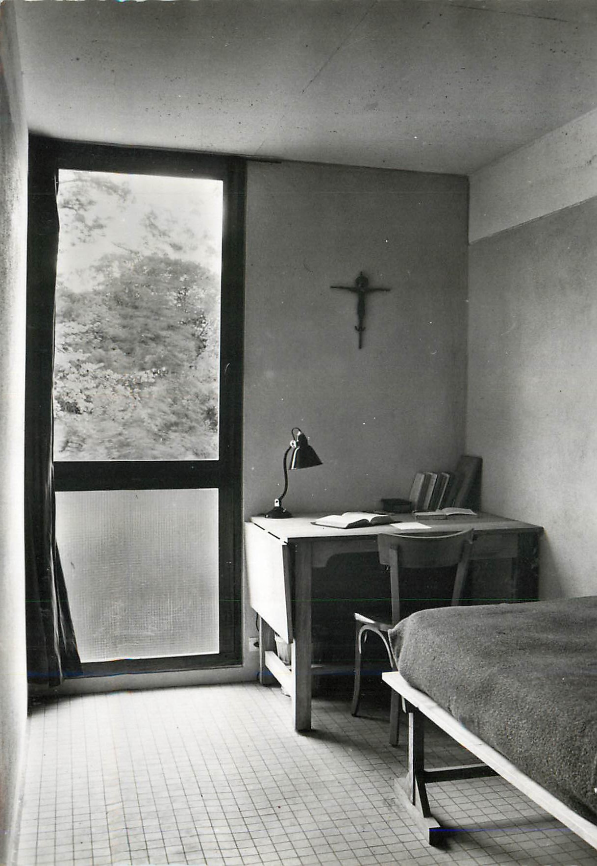CPM La clarte dieu orsay (s et o) une cellule de religieux