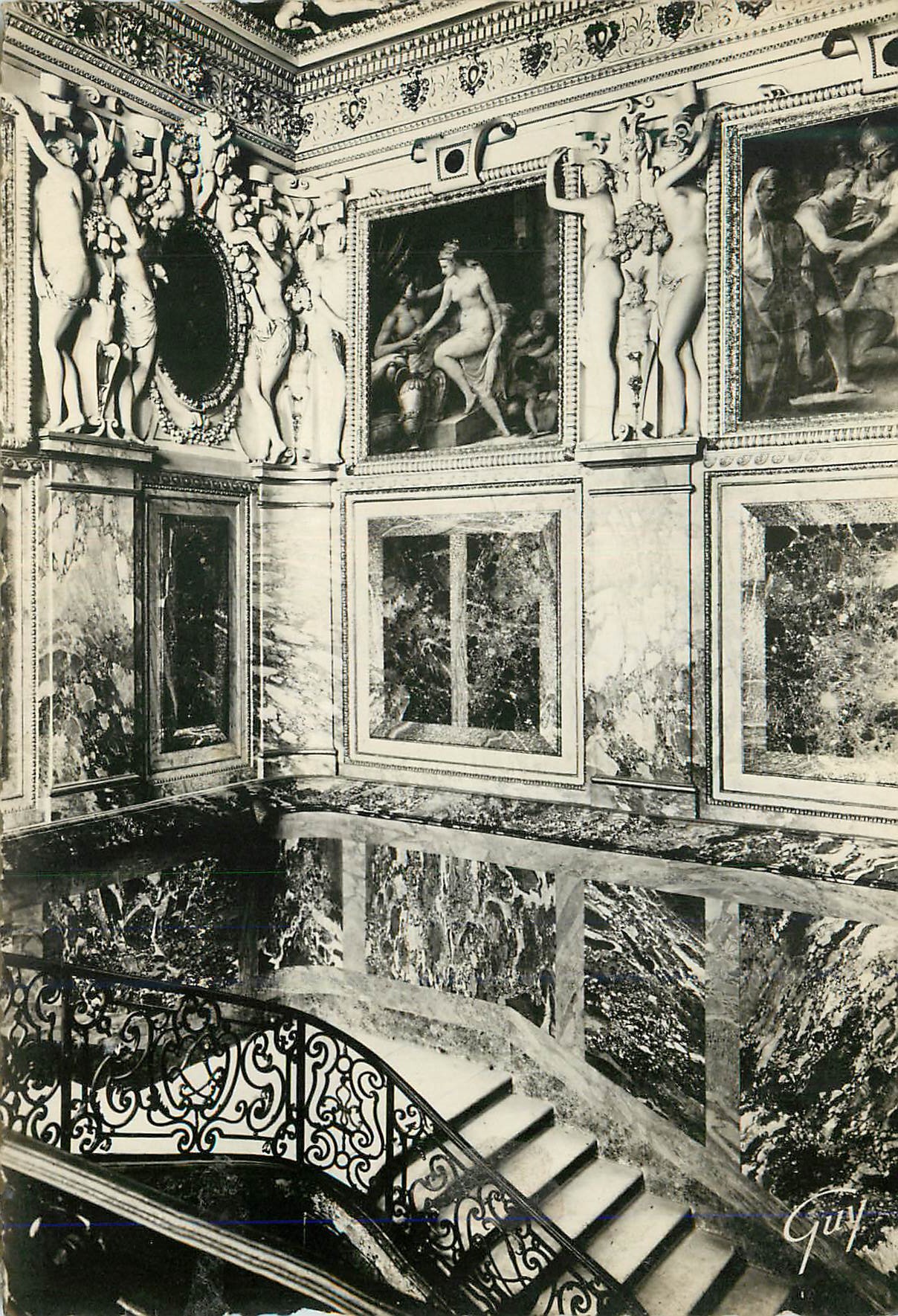 Reich verziertes Innenraum — Treppen und verzierte Wände — Guy