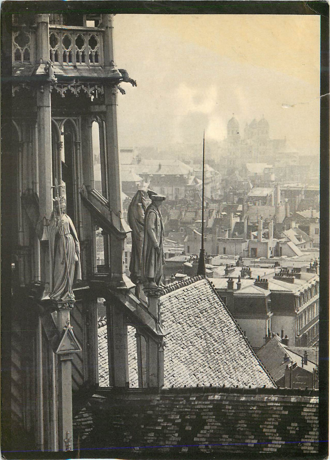 Vue de la cathédrale Notre-Dame — gargouilles et toits de Paris — éditeur non visible