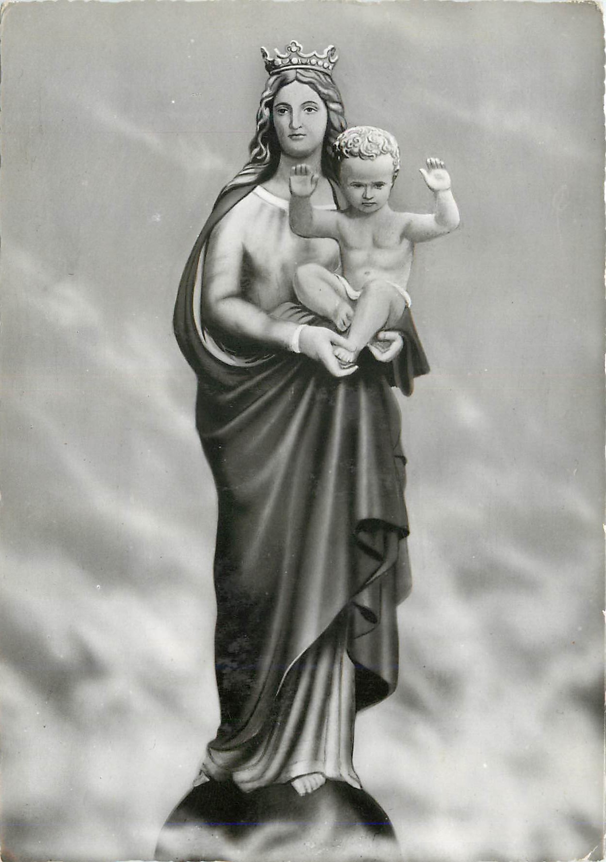 CPM Marseille n d de la garde statue de la vierge et de l enfant jesus