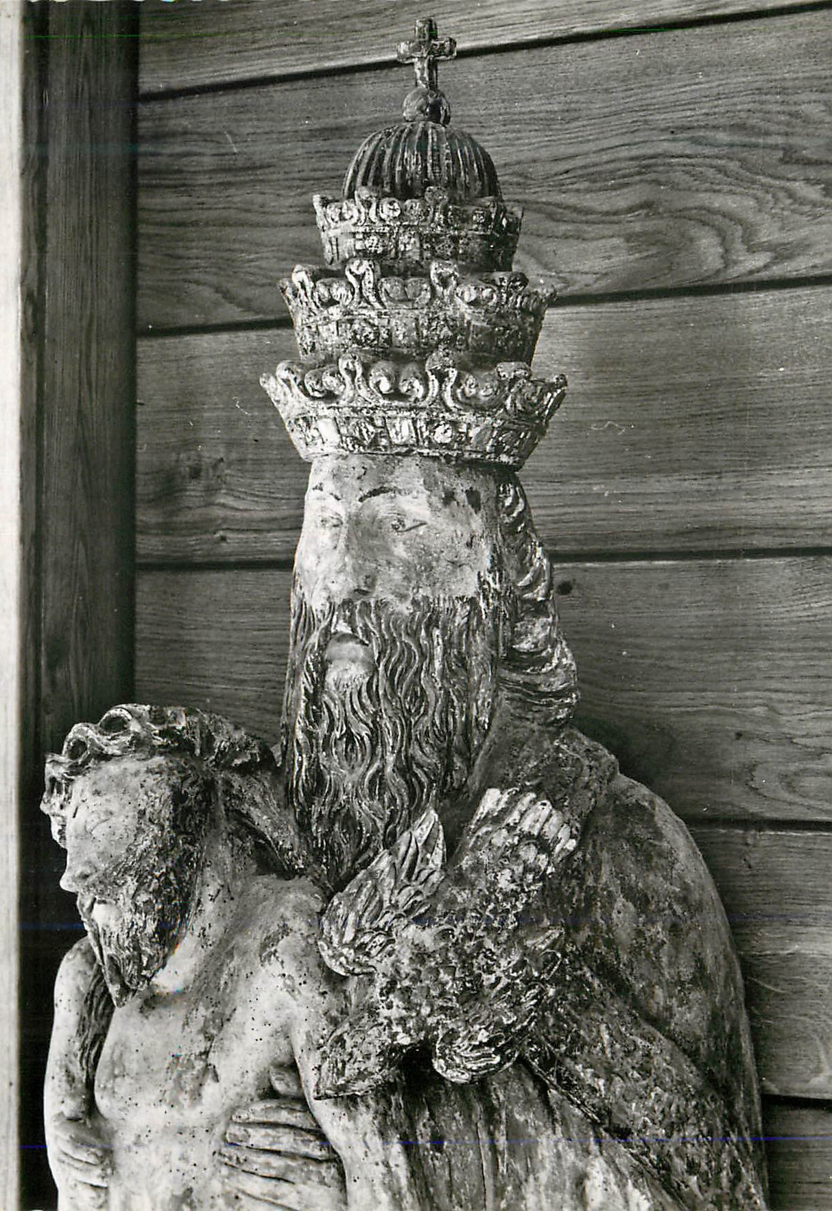 CPM La ste trinite sculpture du xv siecle a l entree du couvent