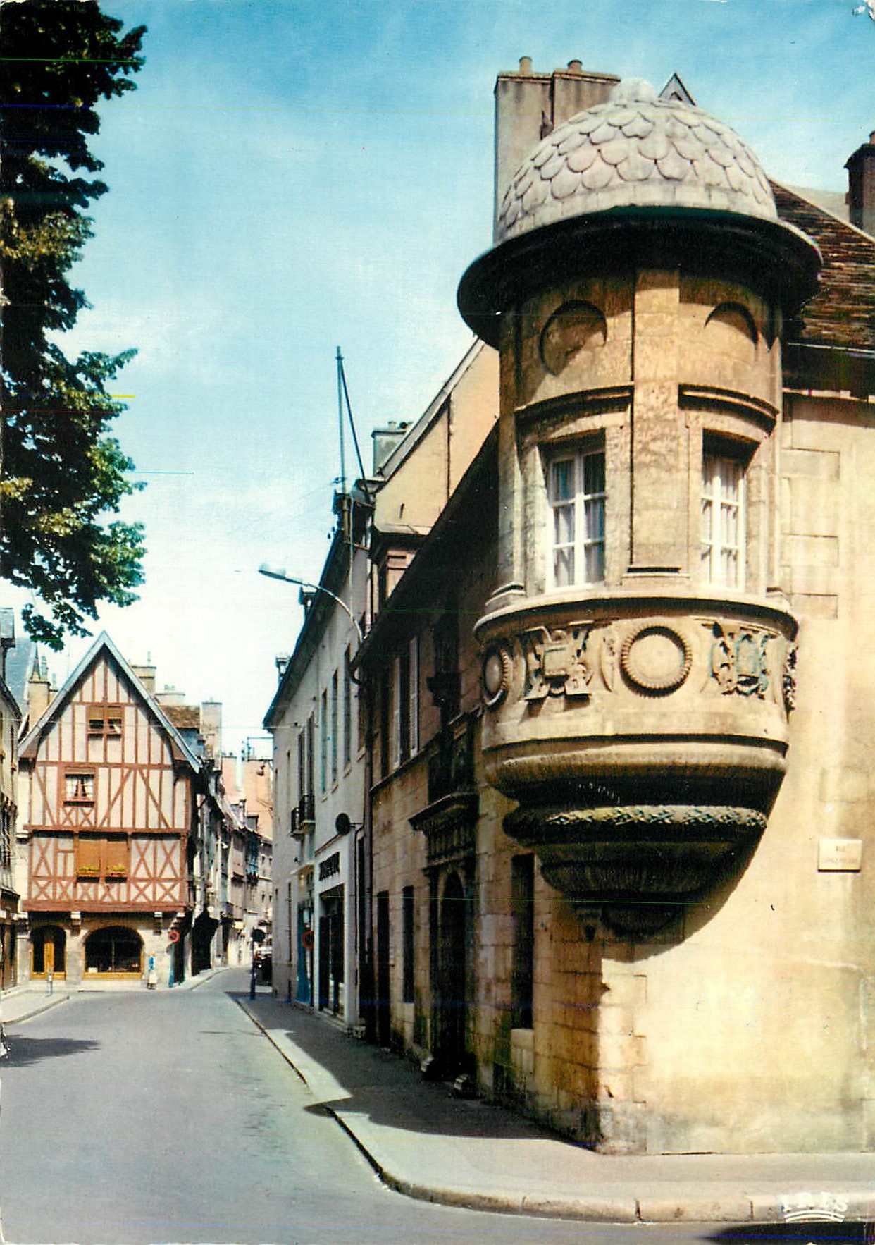 CPM Dijon (cote d or) la place des ducs de Bourgogne Tourelle d'angle de l'ancien hotel de Berbis