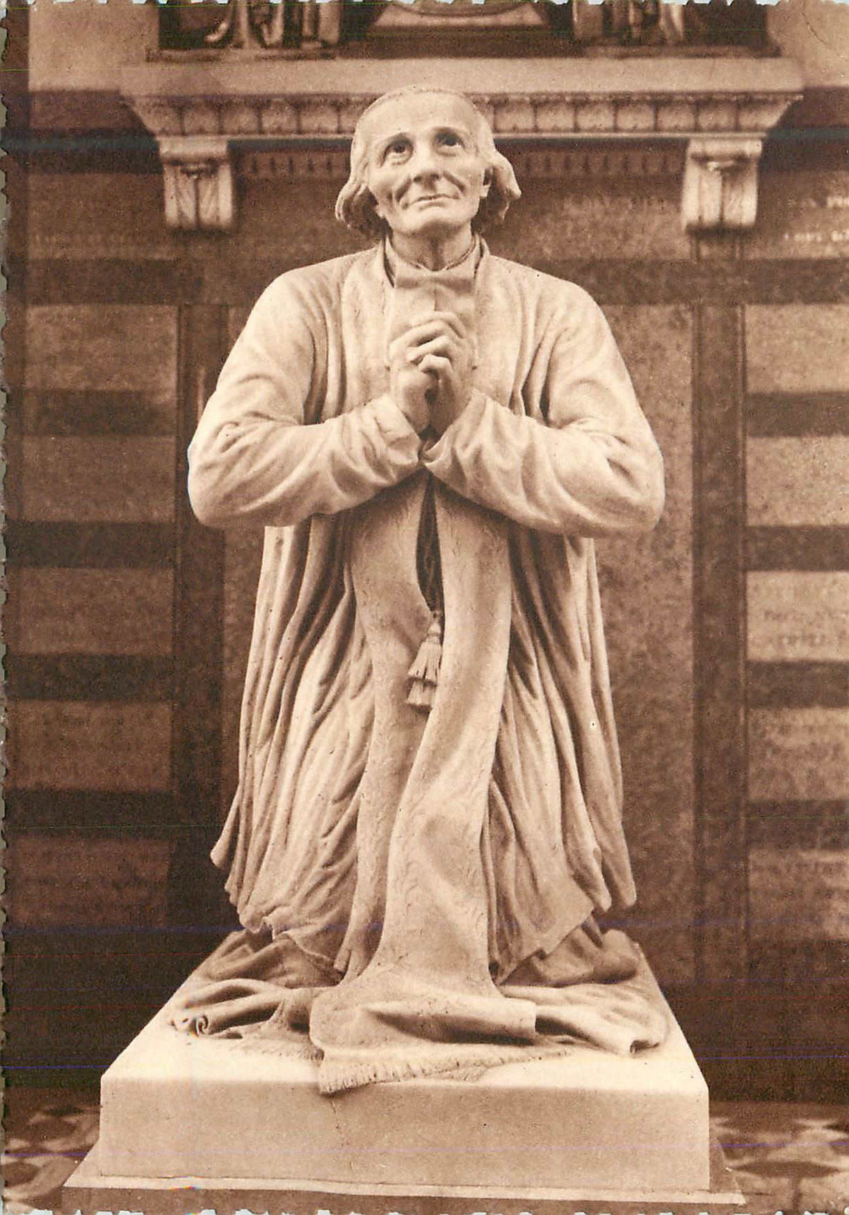 CPM Chapelle du coeur du saint cure d ars la statue de cabuchet (de face)