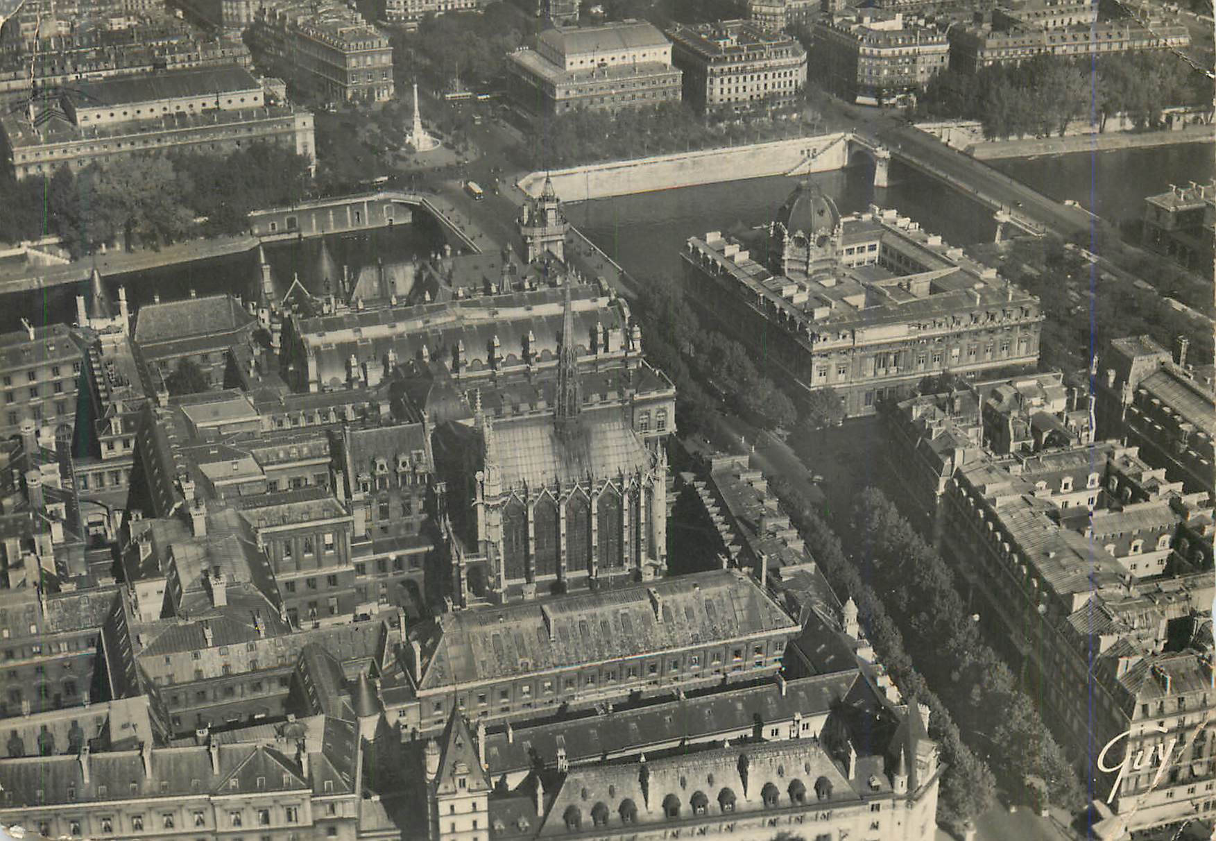 CPM Le boulevard du palais et la sainte chapelle le pont de change et la plce du chatelet