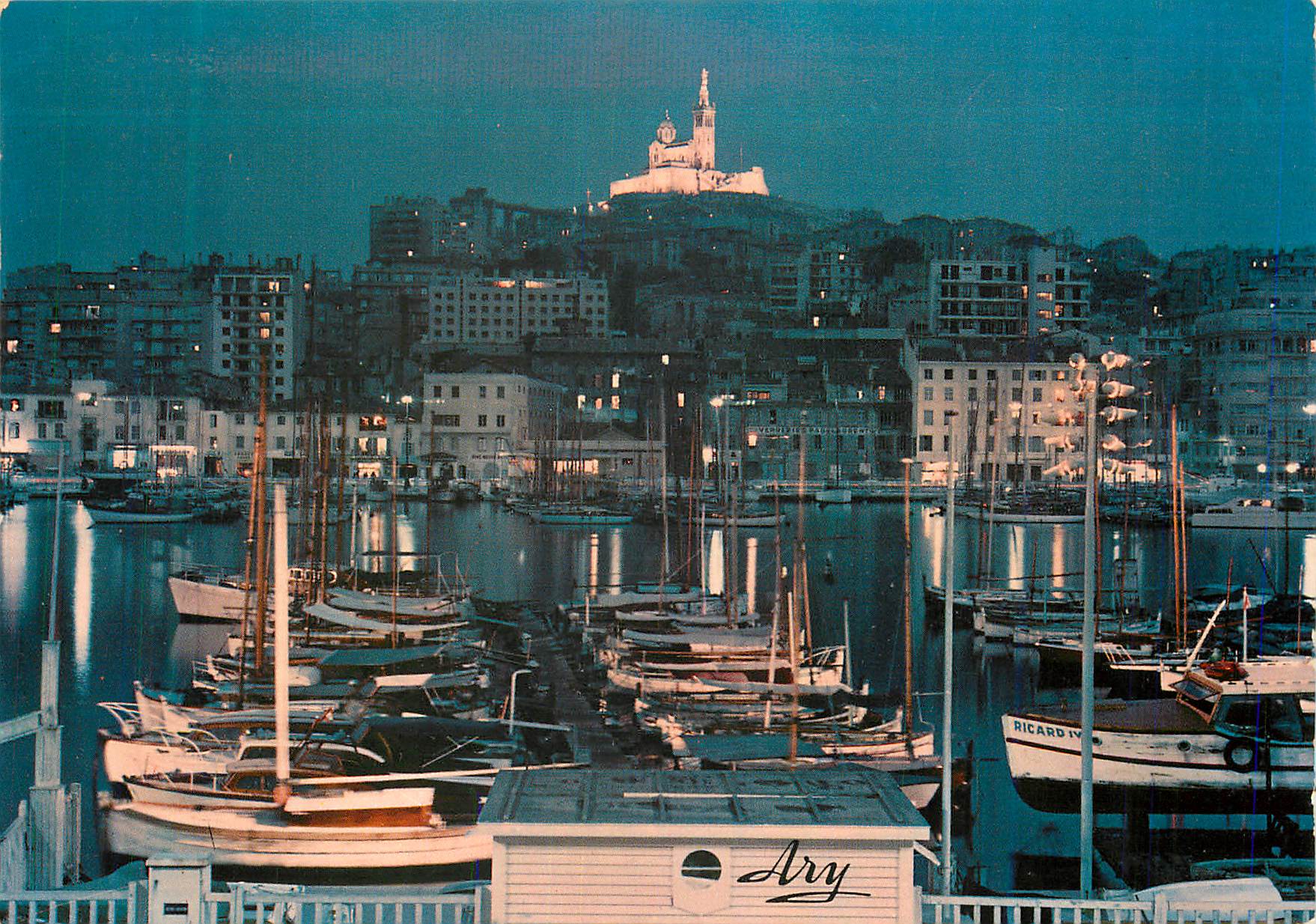 CPM Marseille le vieux port effet de nuit sur les barques et notre dame de la garde Bateaux