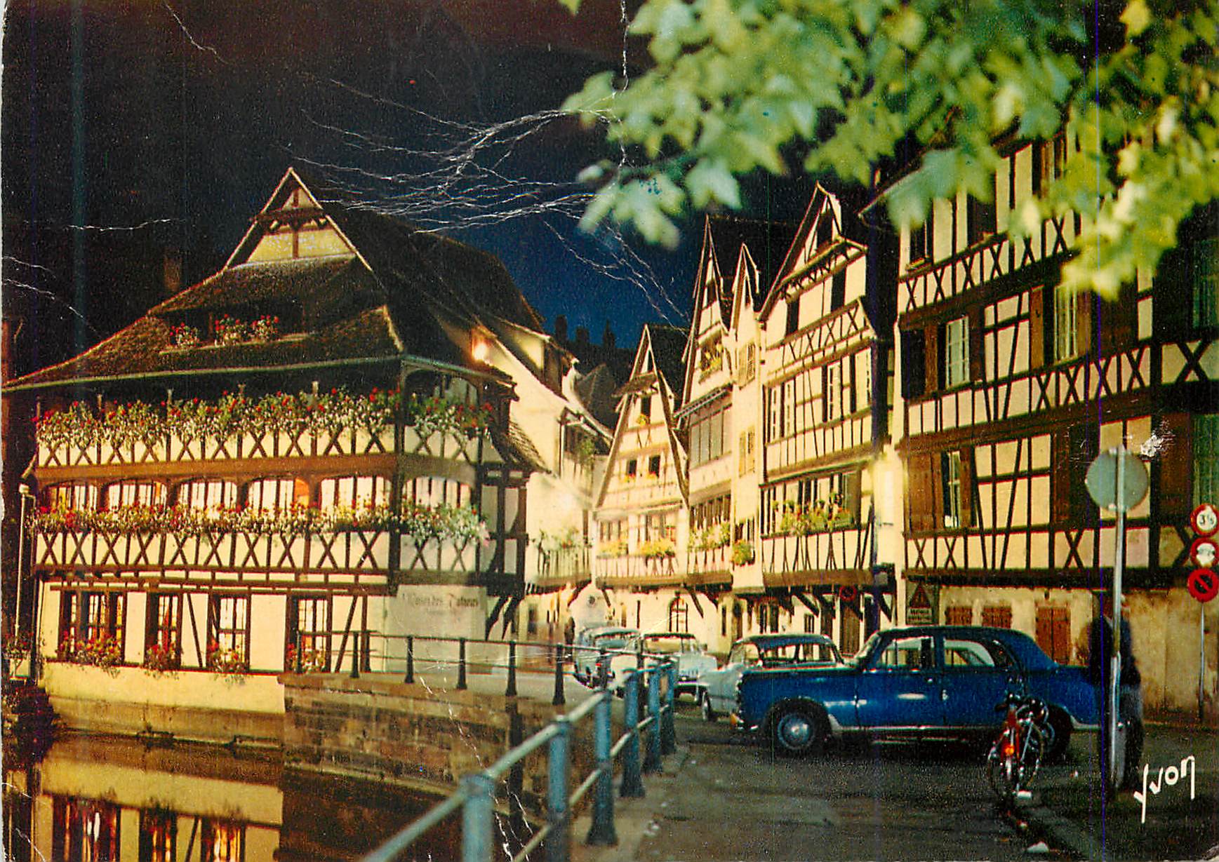 Rue des maisons à colombages — nuit — Yvon