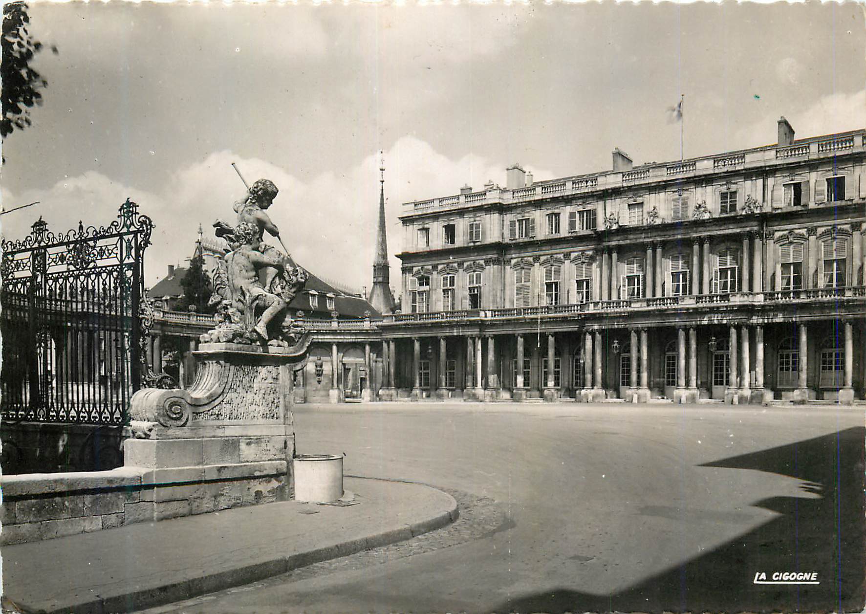 Place de la Bourse — Hôtel de Ville de Dijon — La Cigogne