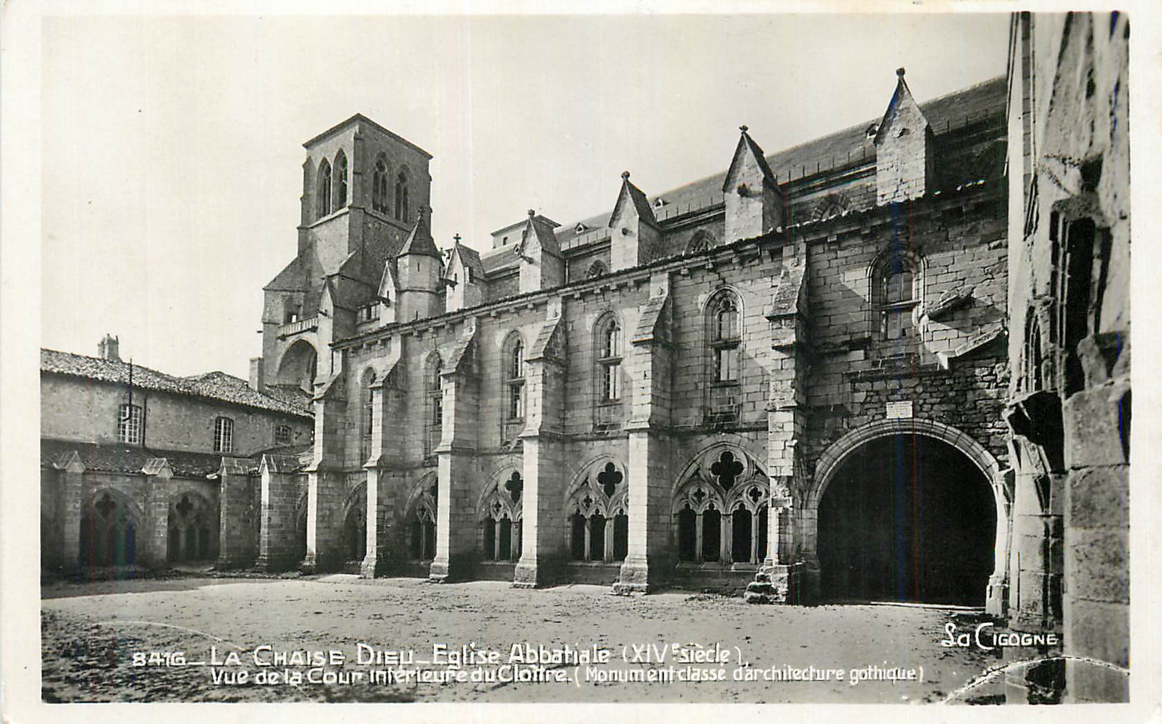 La Chaise-Dieu — Vue de la Cour intérieure du Cloître (Église Abbatiale, XIVe siècle)