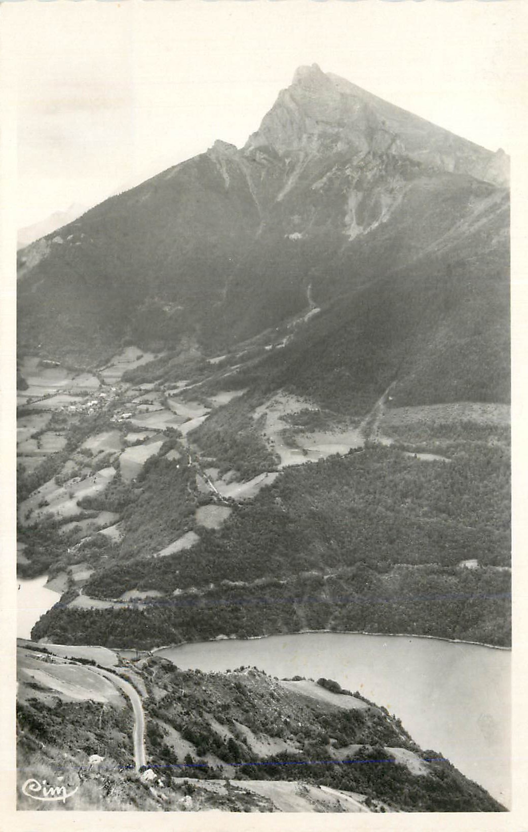 Luftbild des Sees Étang — Berg im Hintergrund — Verlag 'Pim' (Druck)