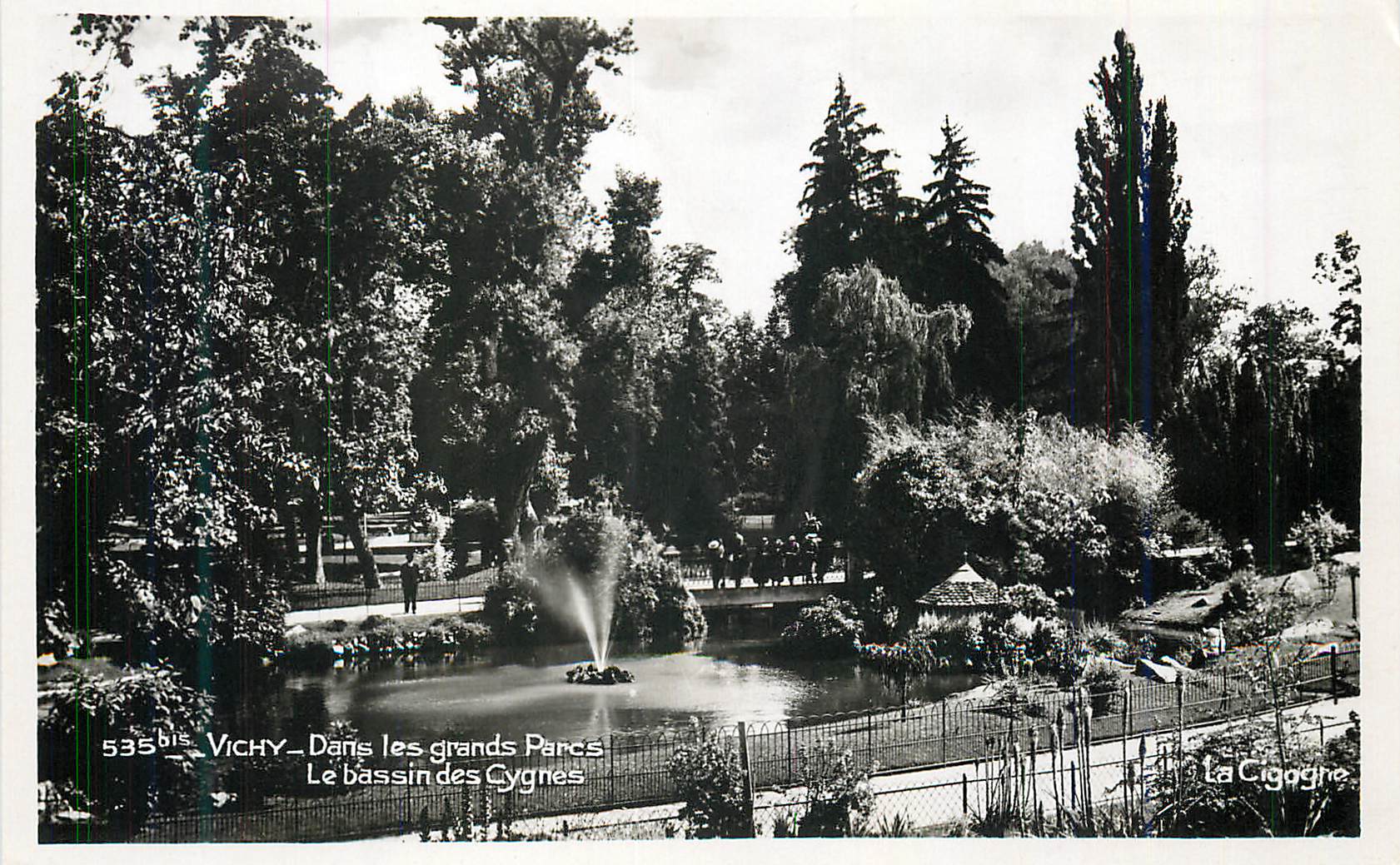 CPM Vichy dans le grands parcs le bassin des cygnes