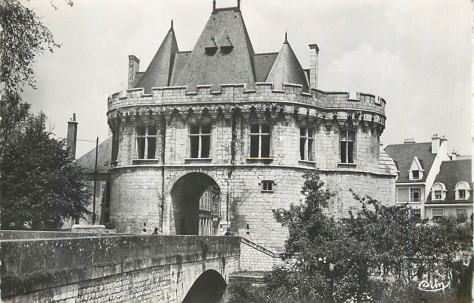 CPM Vendome (l et ch) hotel de ville ancienne porte saint georges sert lieu de reunion depuis 1530