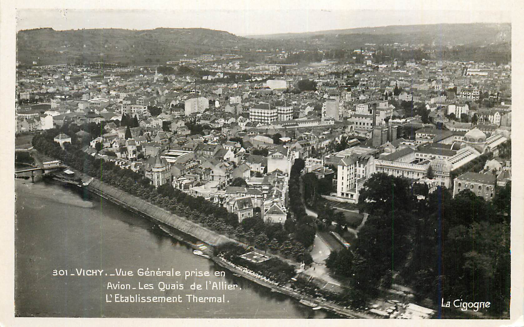 Vichy — Vue Générale prise en Avion, Les Quais de l'Allier, L'Établissement Thermal — La Cigogne, n° 301