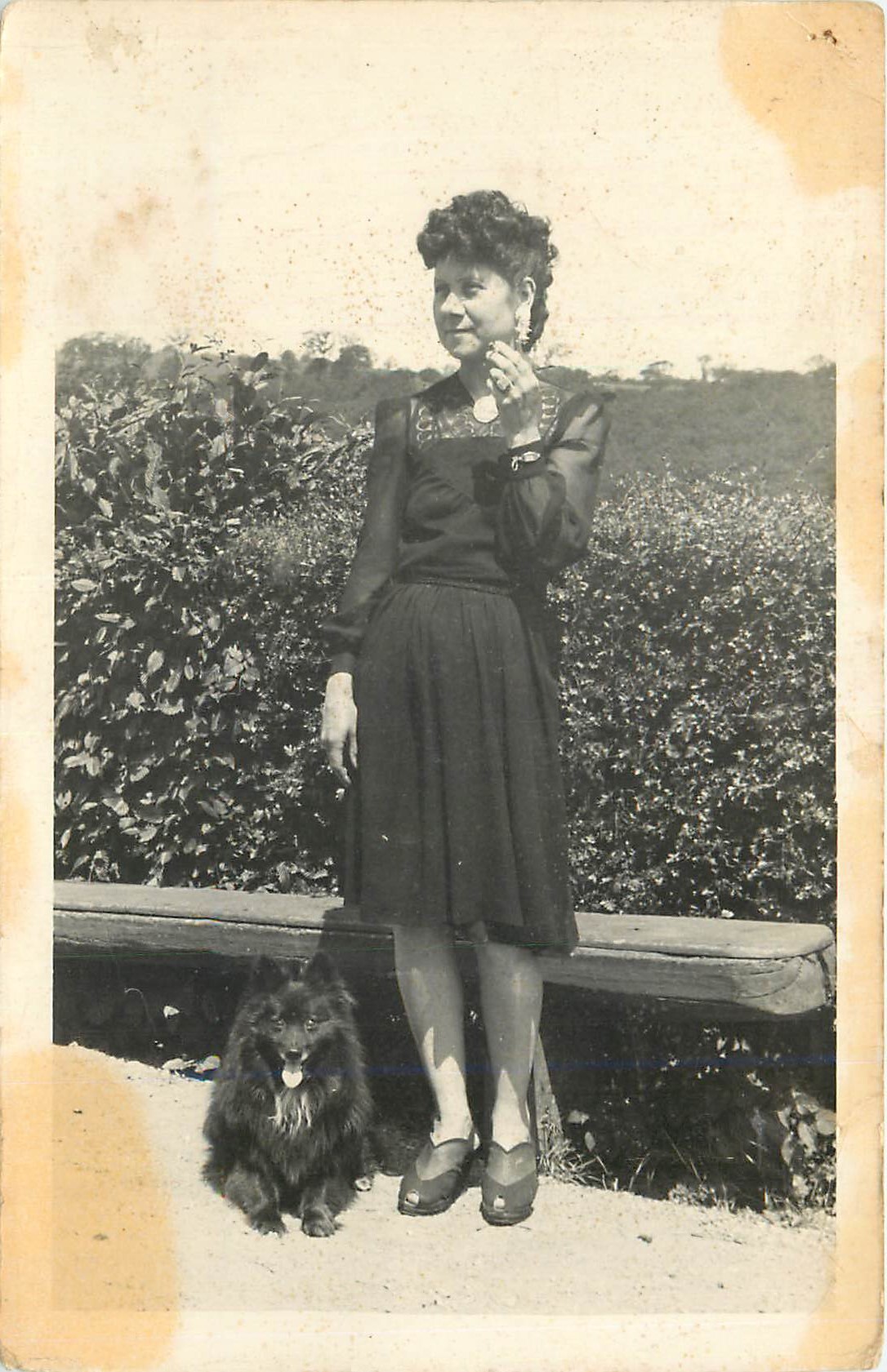 Femme et chien — jardin — sans éditeur ni numéro
