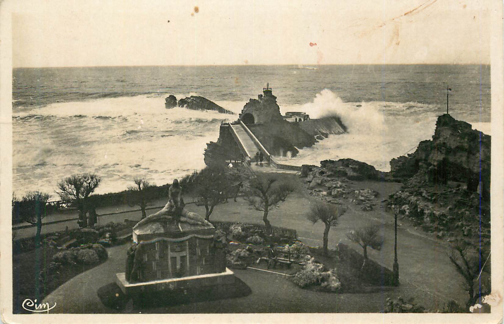 CPM Biarritz le rocher de la vierge et le monument aux morts