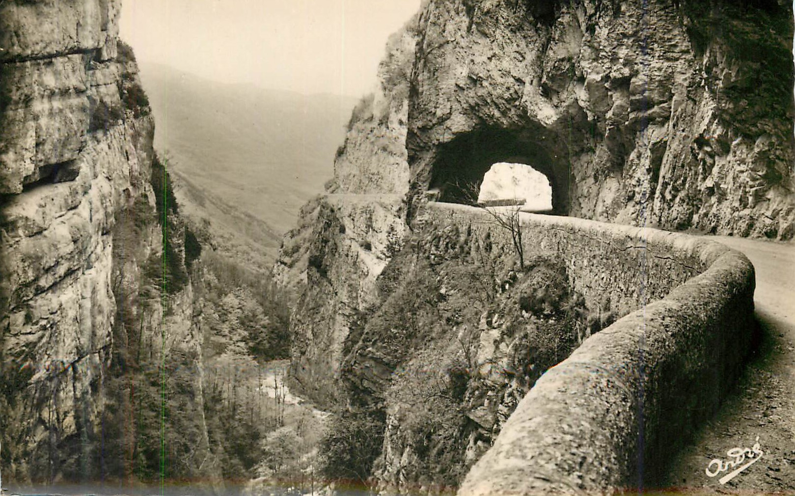 Route en tunnel dans un canyon — André