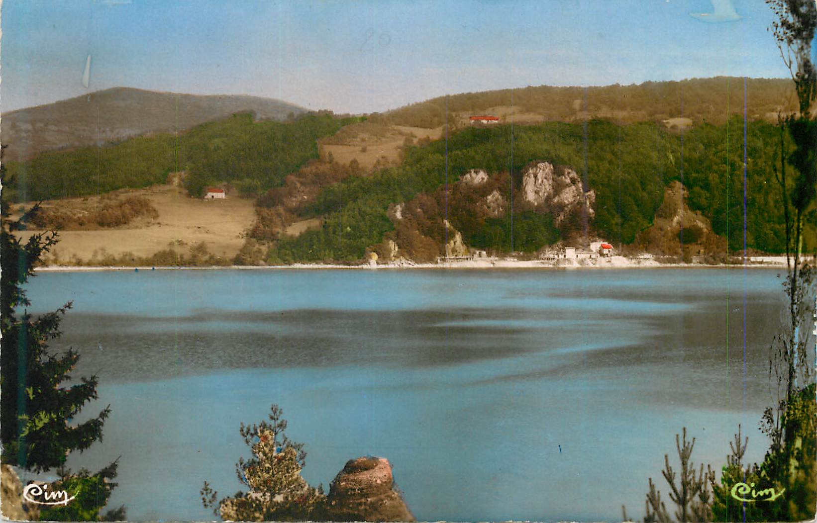 CPM Le lac d issarles (ardeche) au fond deversoir du barrage de montpezat