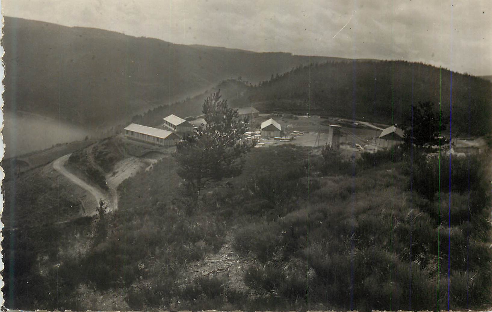 Vue d'un site industriel en montagne — éditeur et n° de série non lisibles