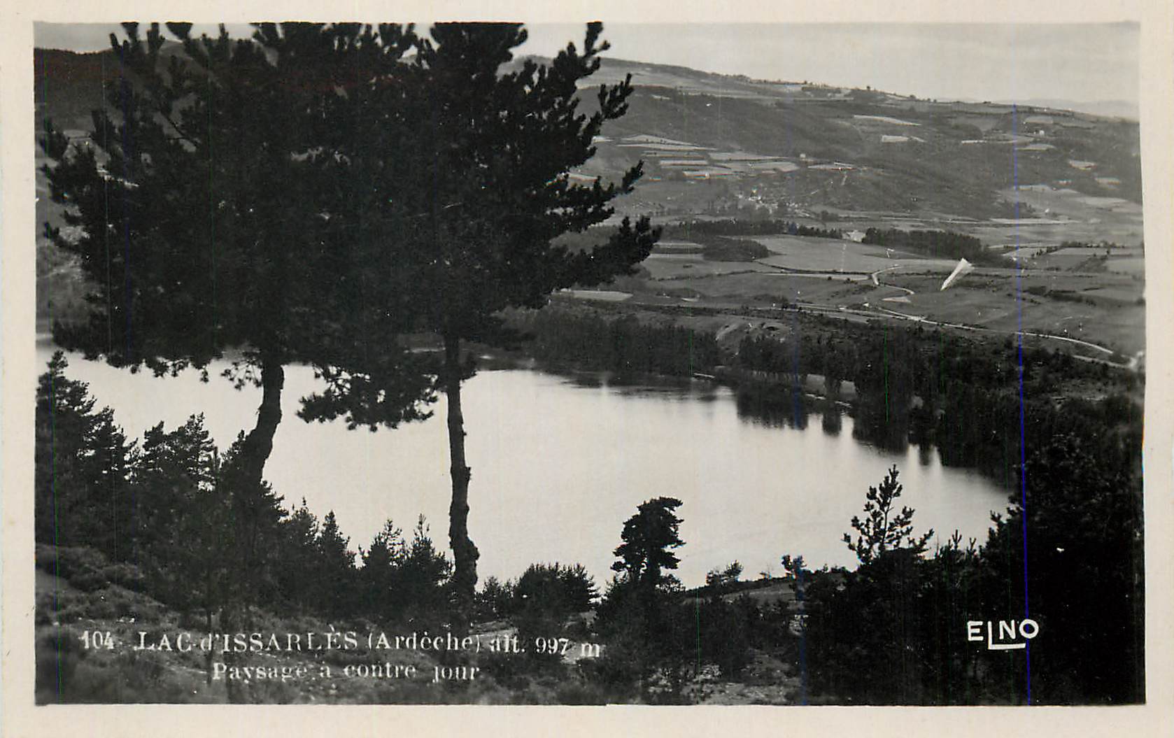Lac d'Issarlès (Ardèche) — paysage à contre jour — EINO, n° 404