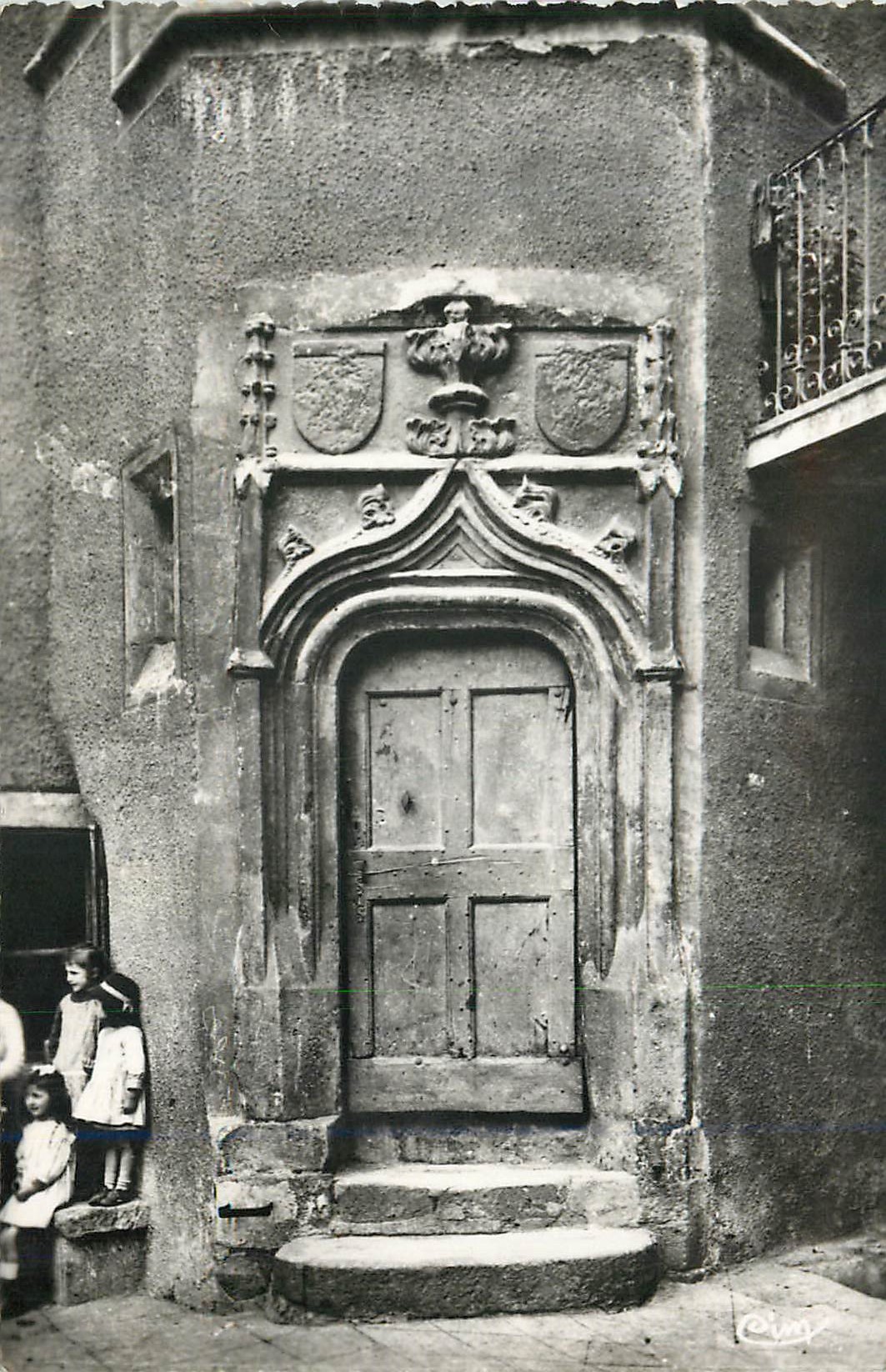 Porte d'entrée ornée de blasons — Céret — éditeur Céret
