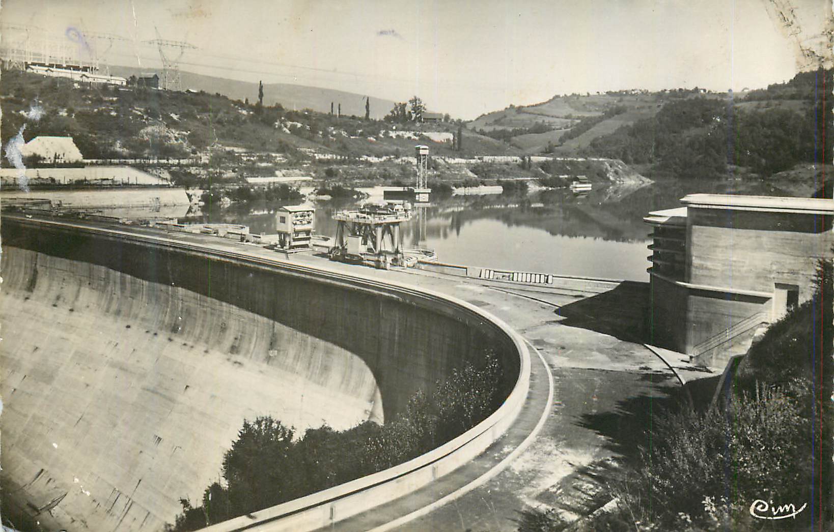 CPM Barrage du genissiat (ain) route et vue d ensemble du barrage