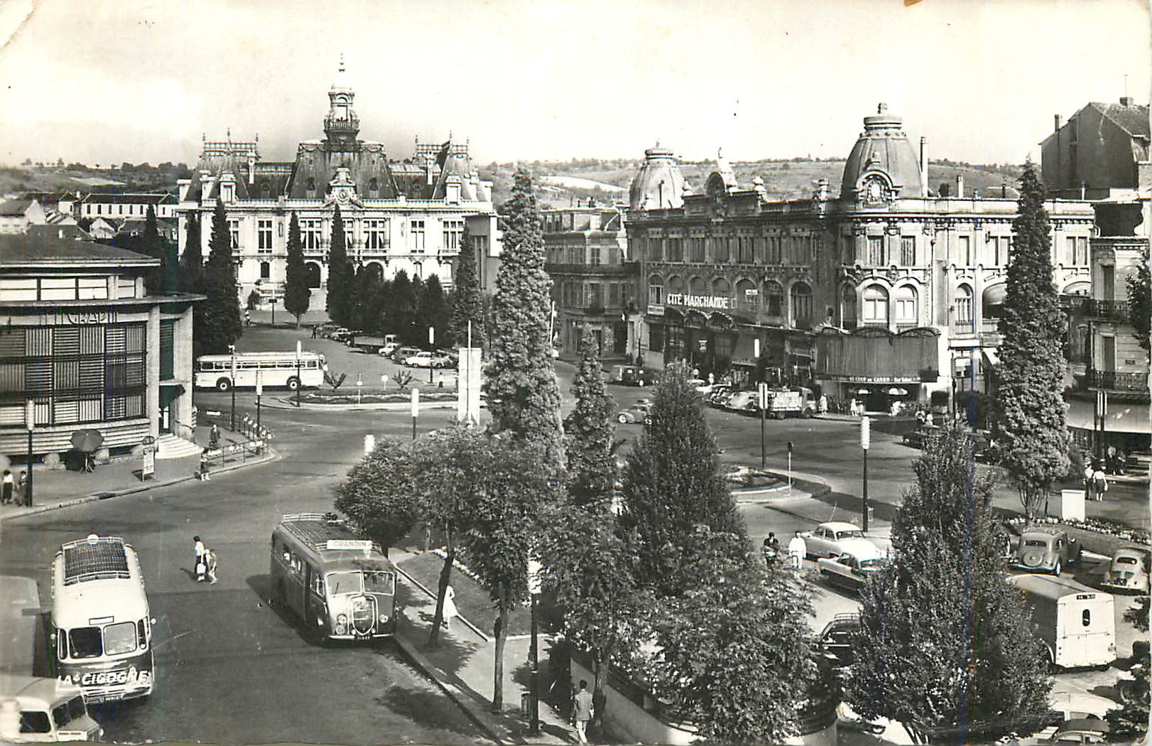 CPM Vichy reine des villes d eaux esplanade hotel de ville