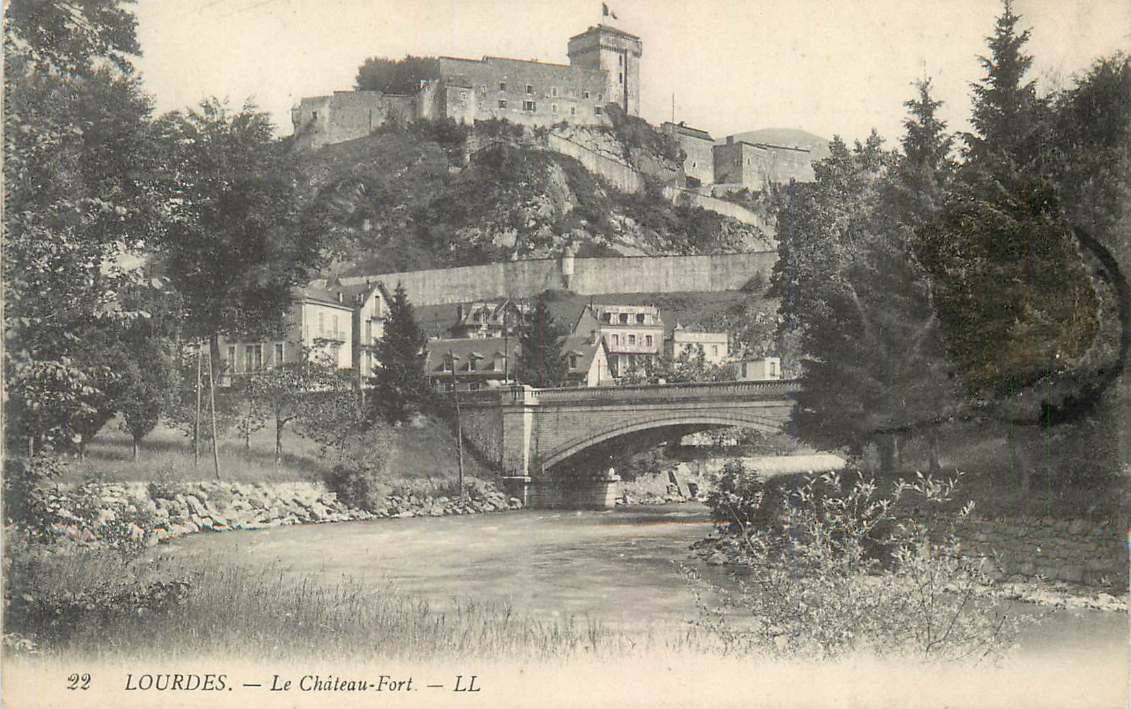 CPA Lourdes le chateau fort