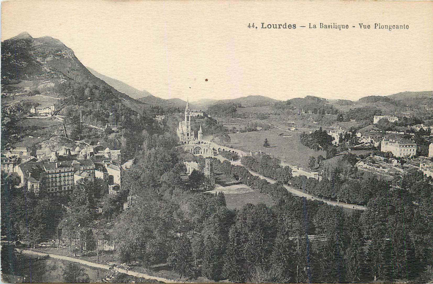 CPA Lourdes la basilique vue plongeante