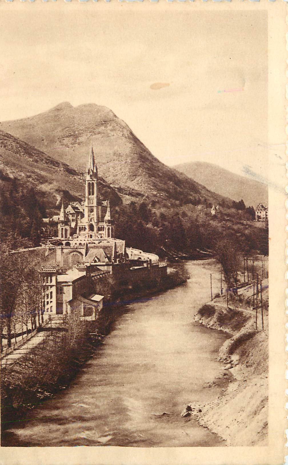 CPA Lourdes la basilique et le gave