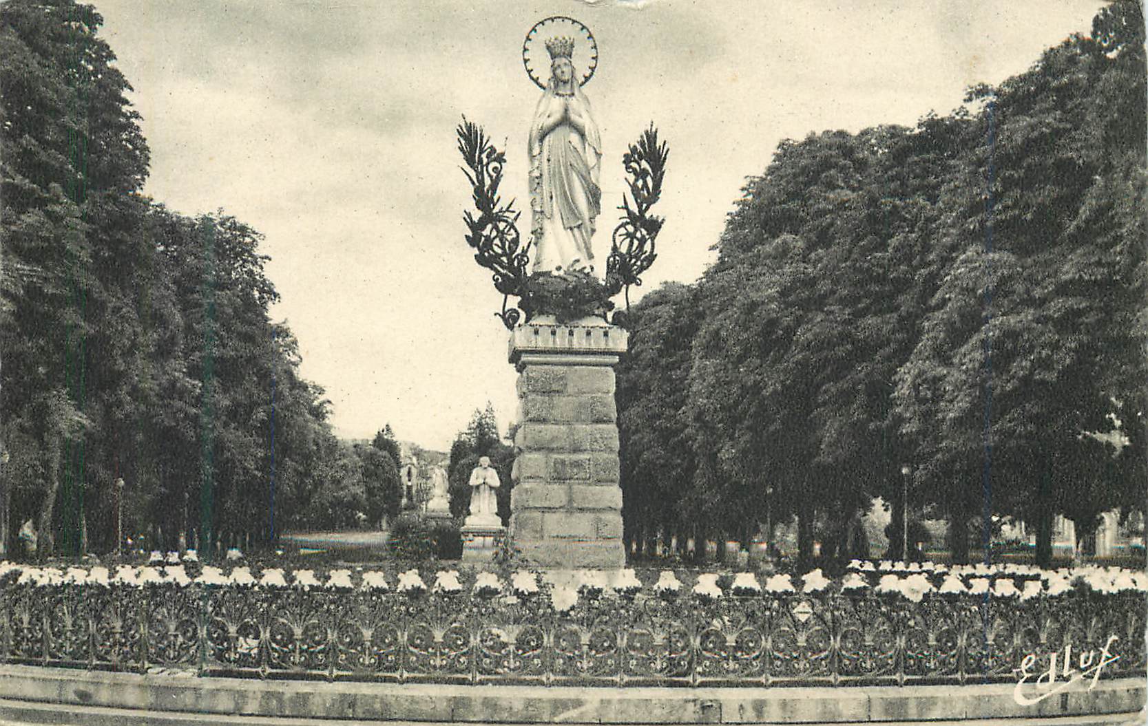 CPA Lourdes la vierge couronnee