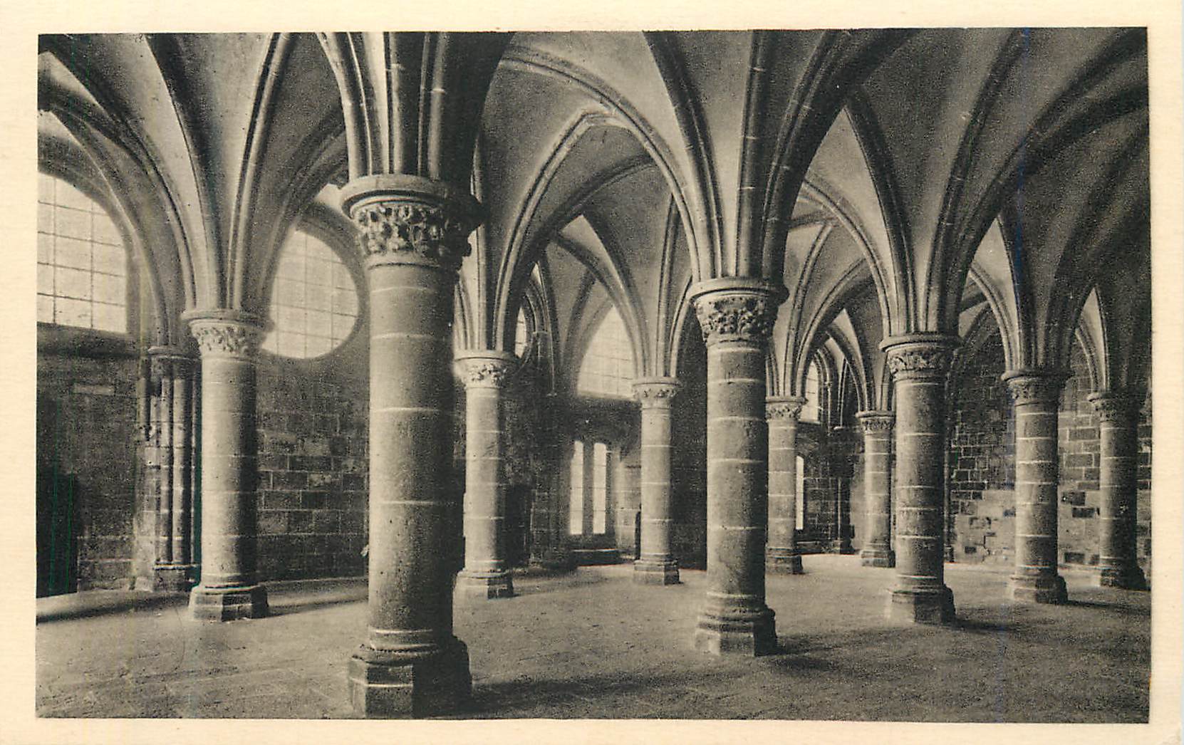 Intérieur de l'abbaye de Sainte-Croix — vue des voûtes et colonnes — éditeur non identifié