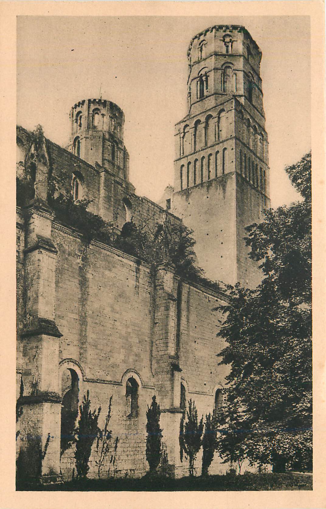 CPA Abbaye de jumieges nd ruines de l eglise nd cote nord