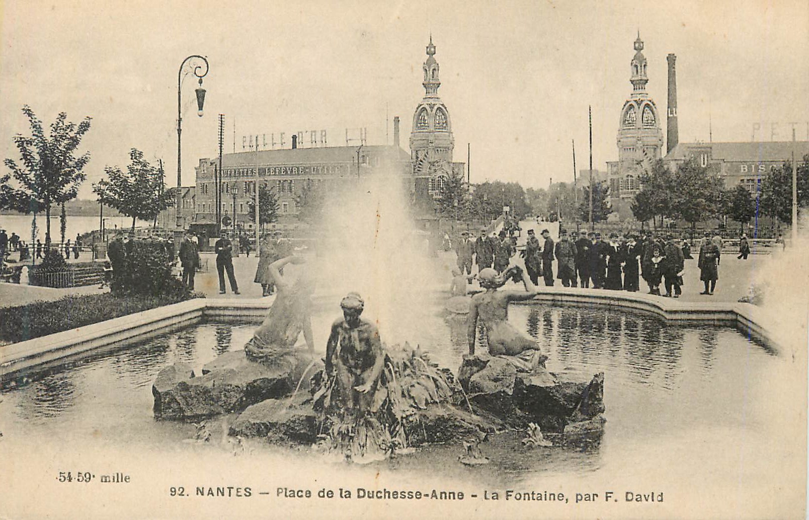 CPA Nantes place de la duchesse anne la fontaine par f david