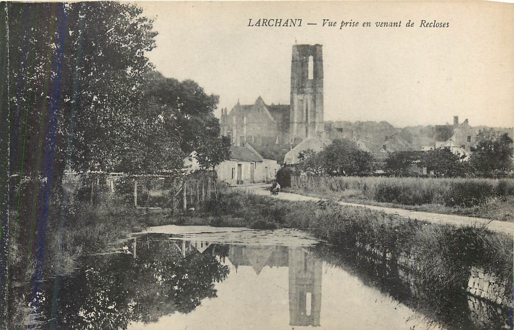 CPA Larchant vue prise en venant de recloses