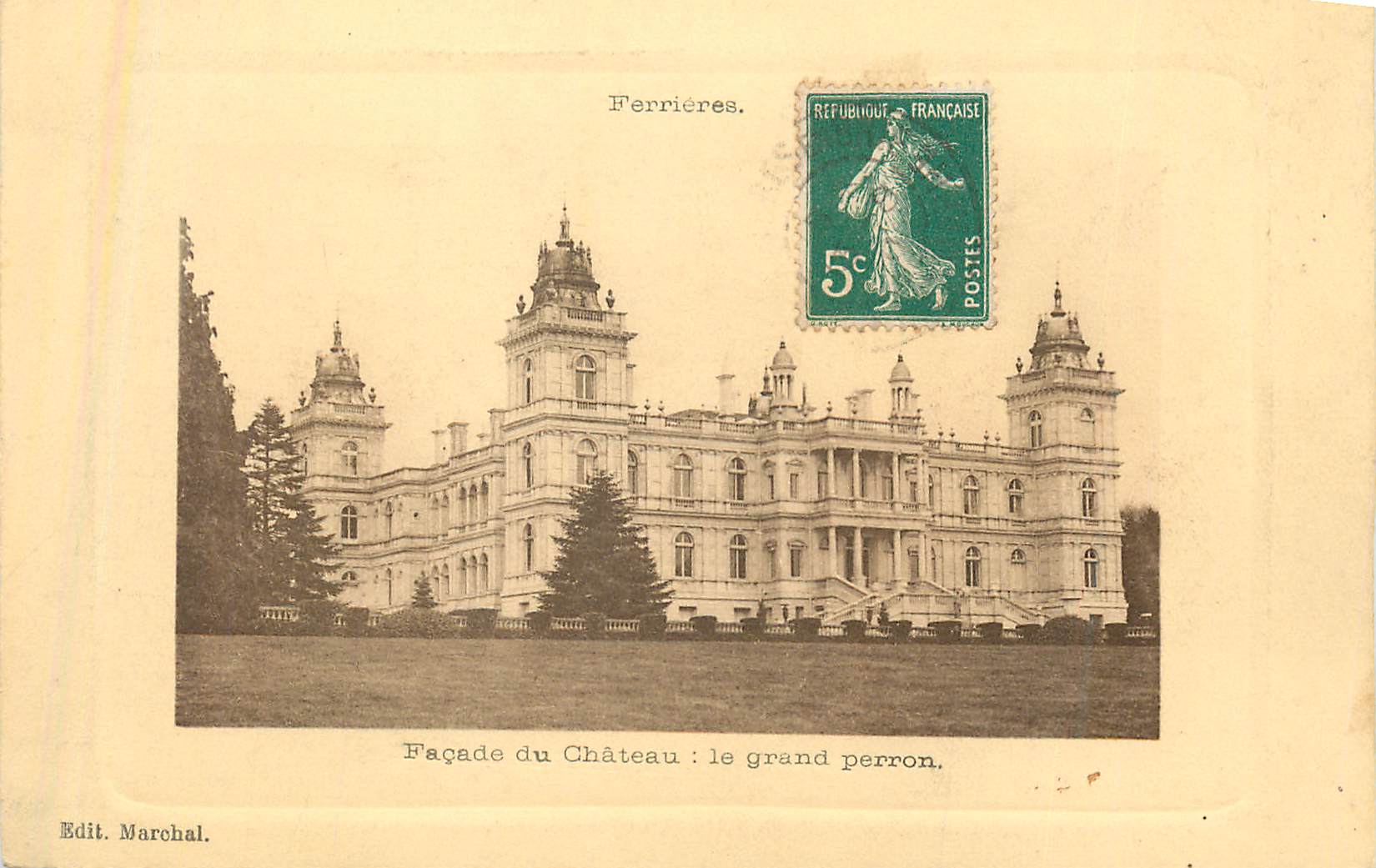 CPA Ferrieres facade du chateau le grand perron