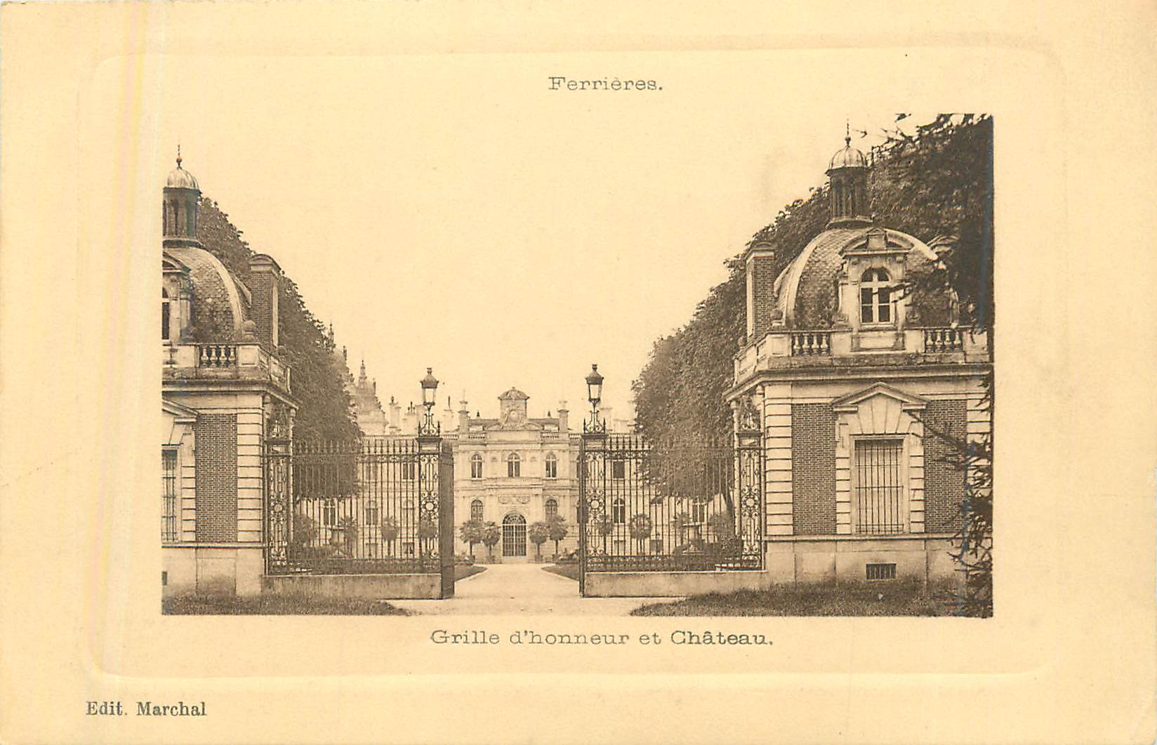 CPA Ferrieres grille d honneur et chateau