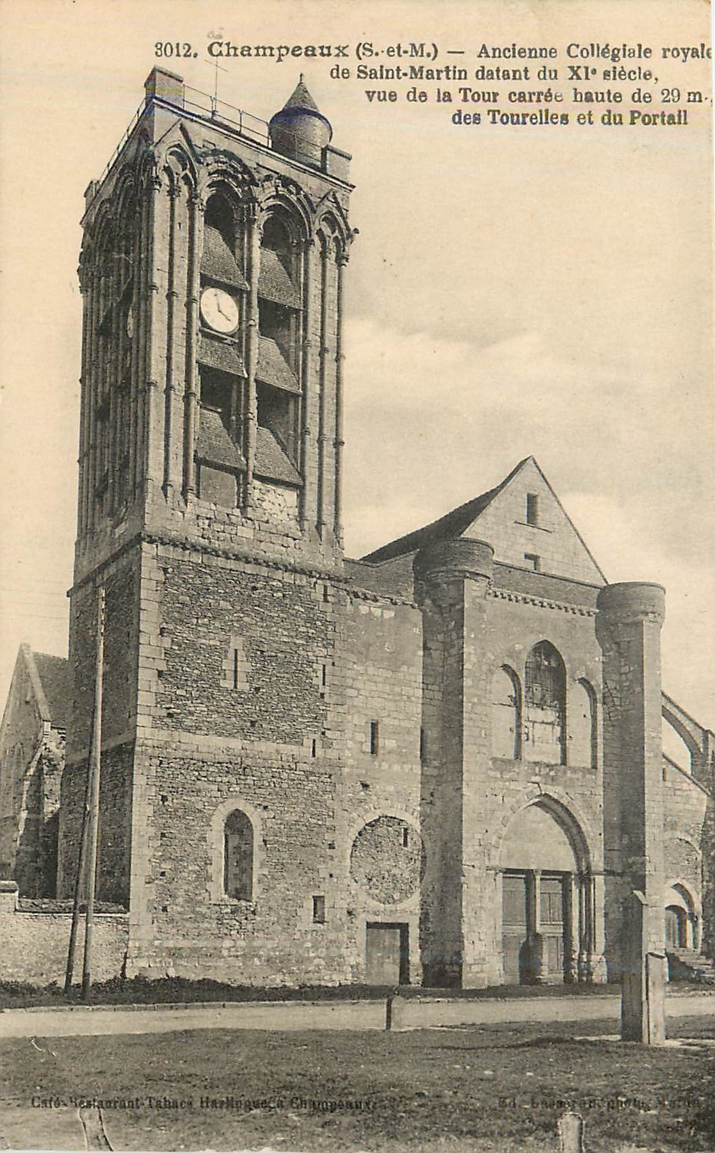 Champeaux (S.-et-M.) — Ancienne Collégiale royale de Saint-Martin, vue de la Tour carrée et du Portail