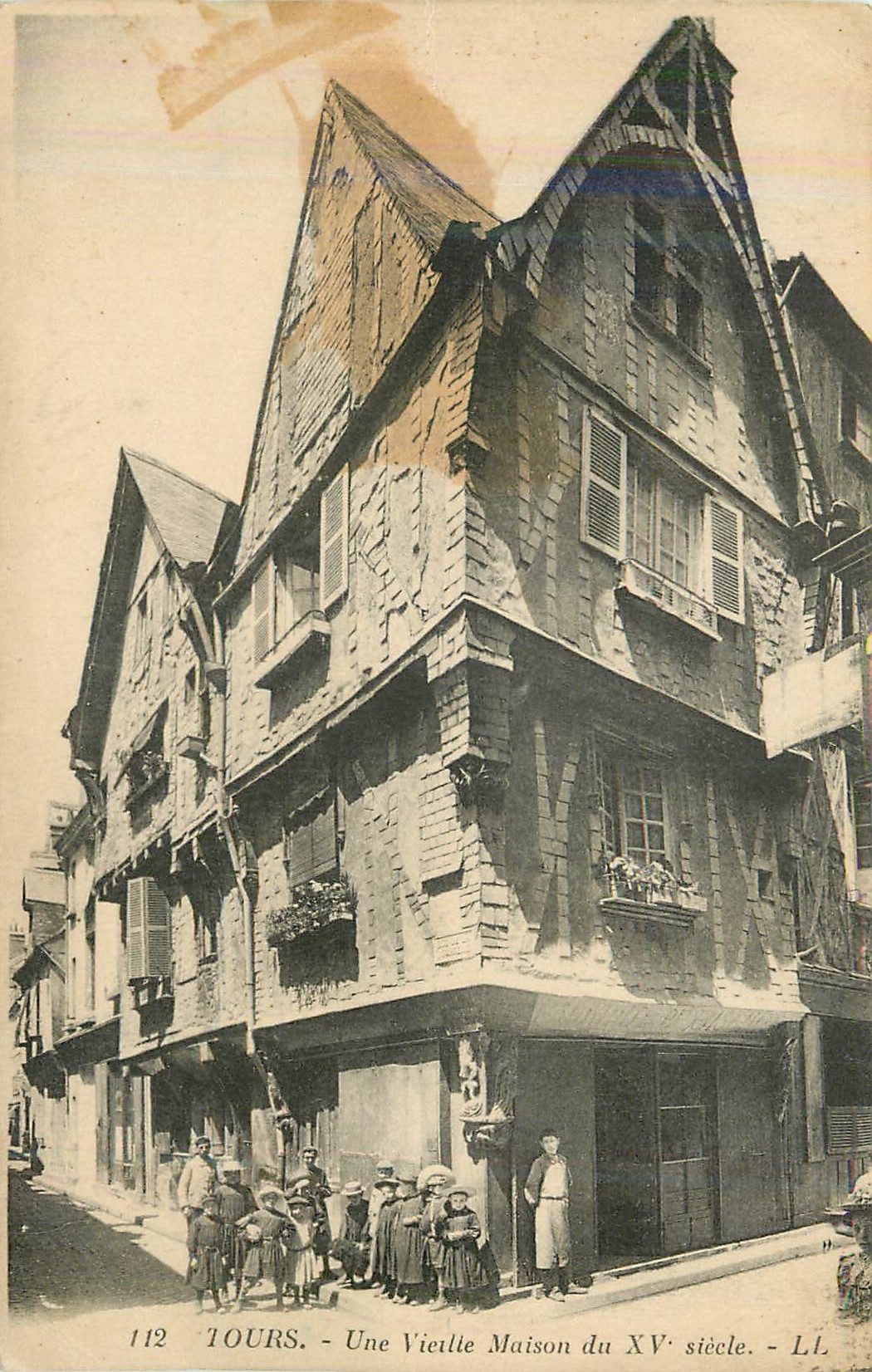 CPA Tours une vieille maison du xv siecle Enfants