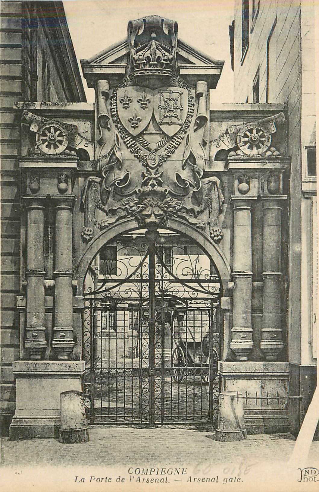 CPA Compiegne la porte de l arsenal