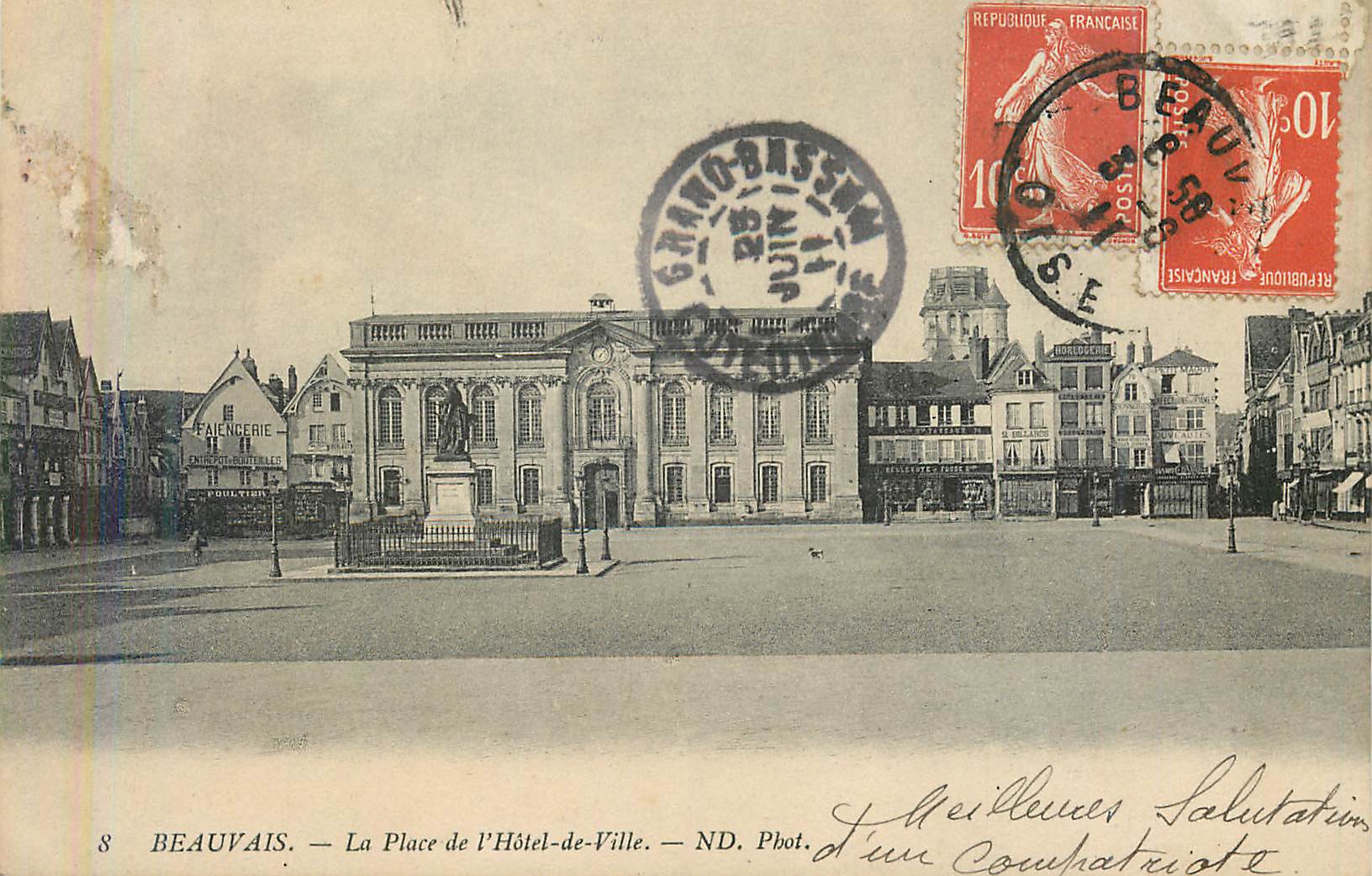 CPA Beauvais la place de l hotel de ville