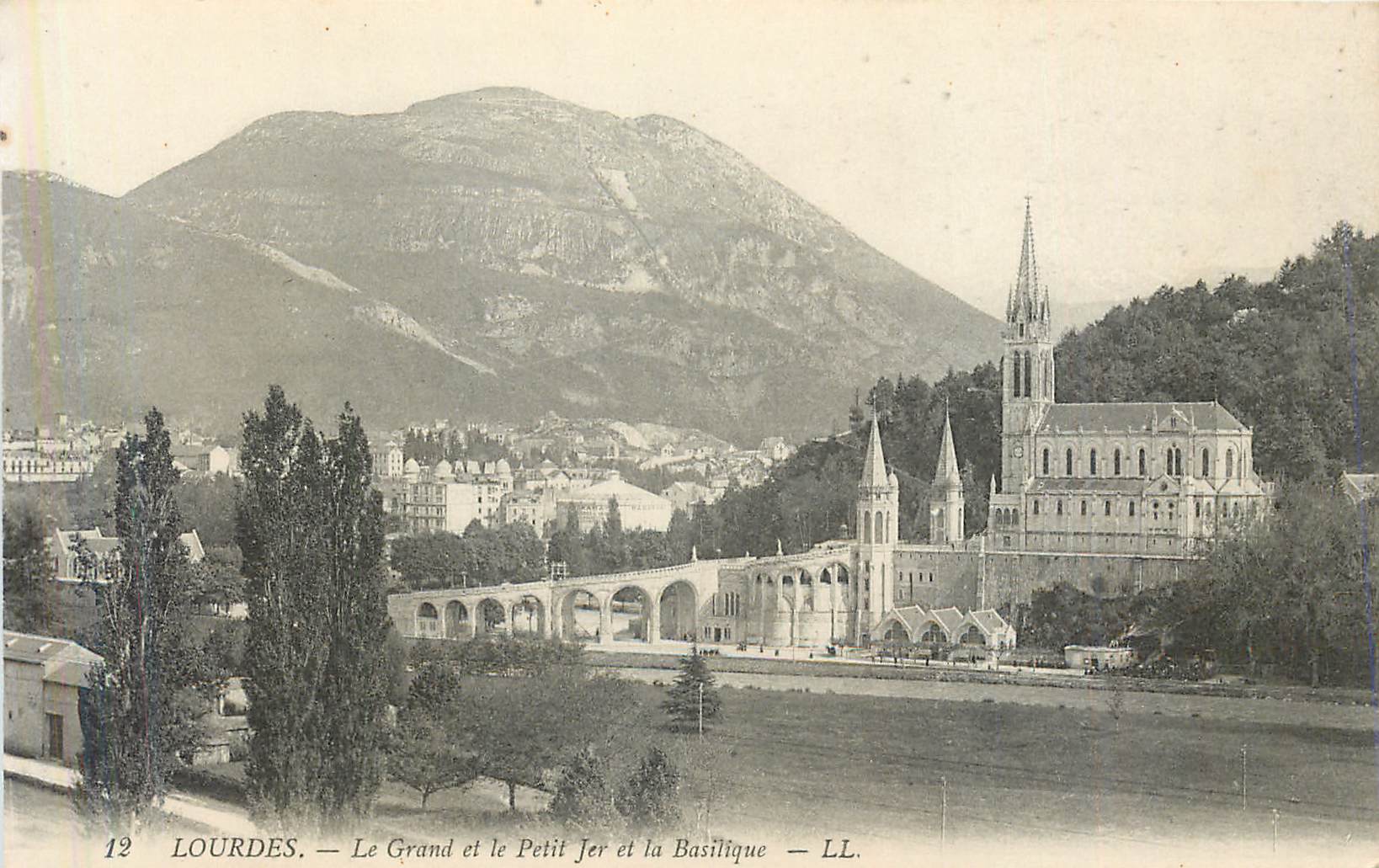 CPA Lourdes le grand et le petit jer et la basilique