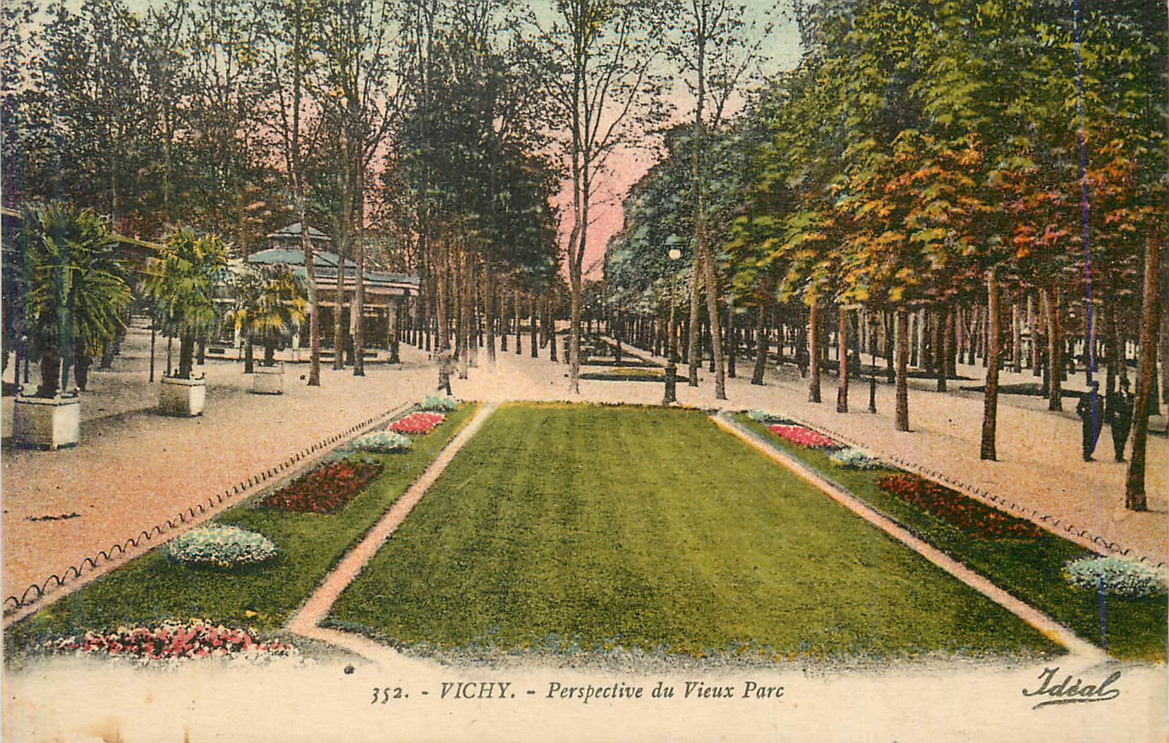 CPA Vichy perspective du vieux parc