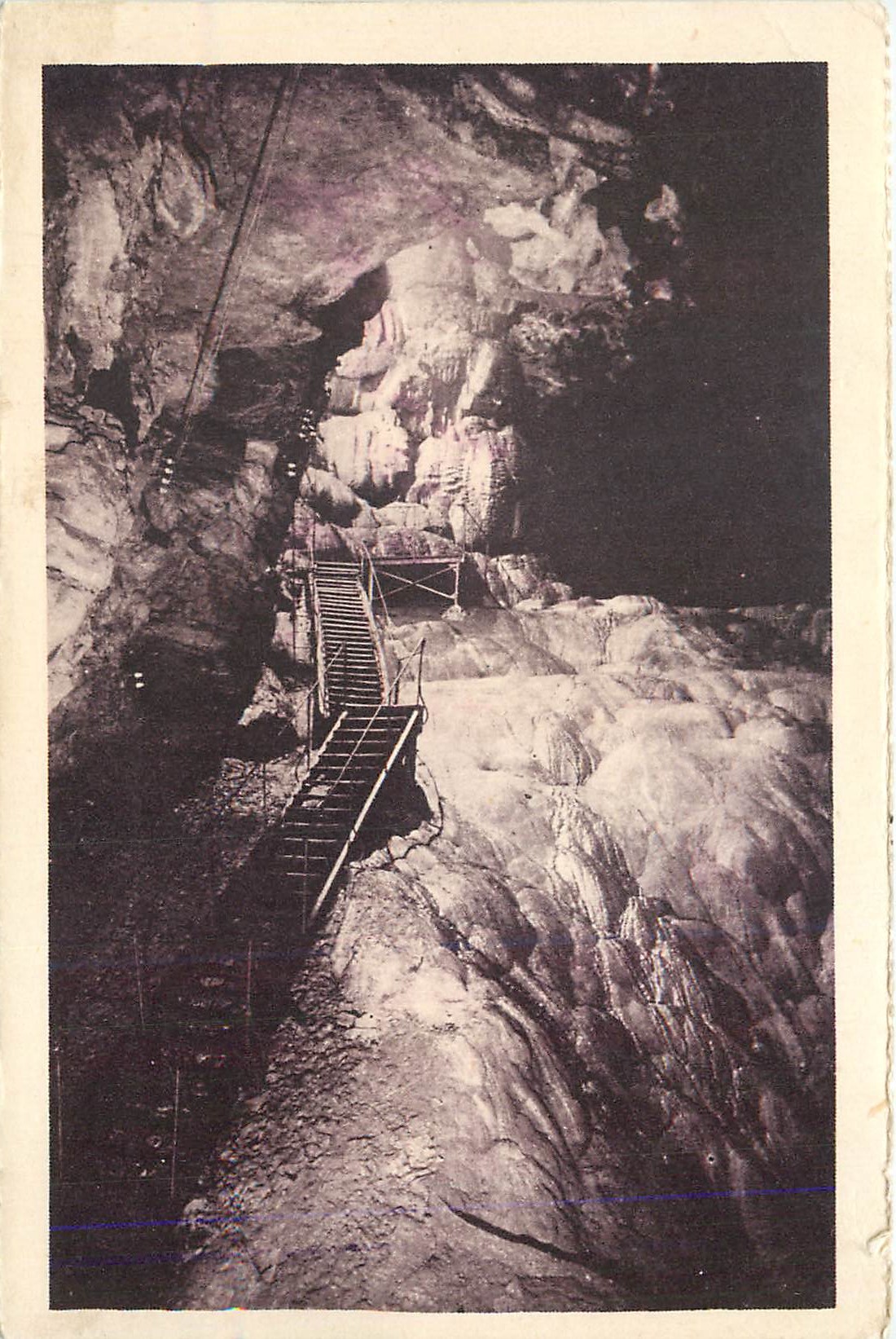 Grotte de la Véronique — Metalltreppe — Verlag nicht sichtbar